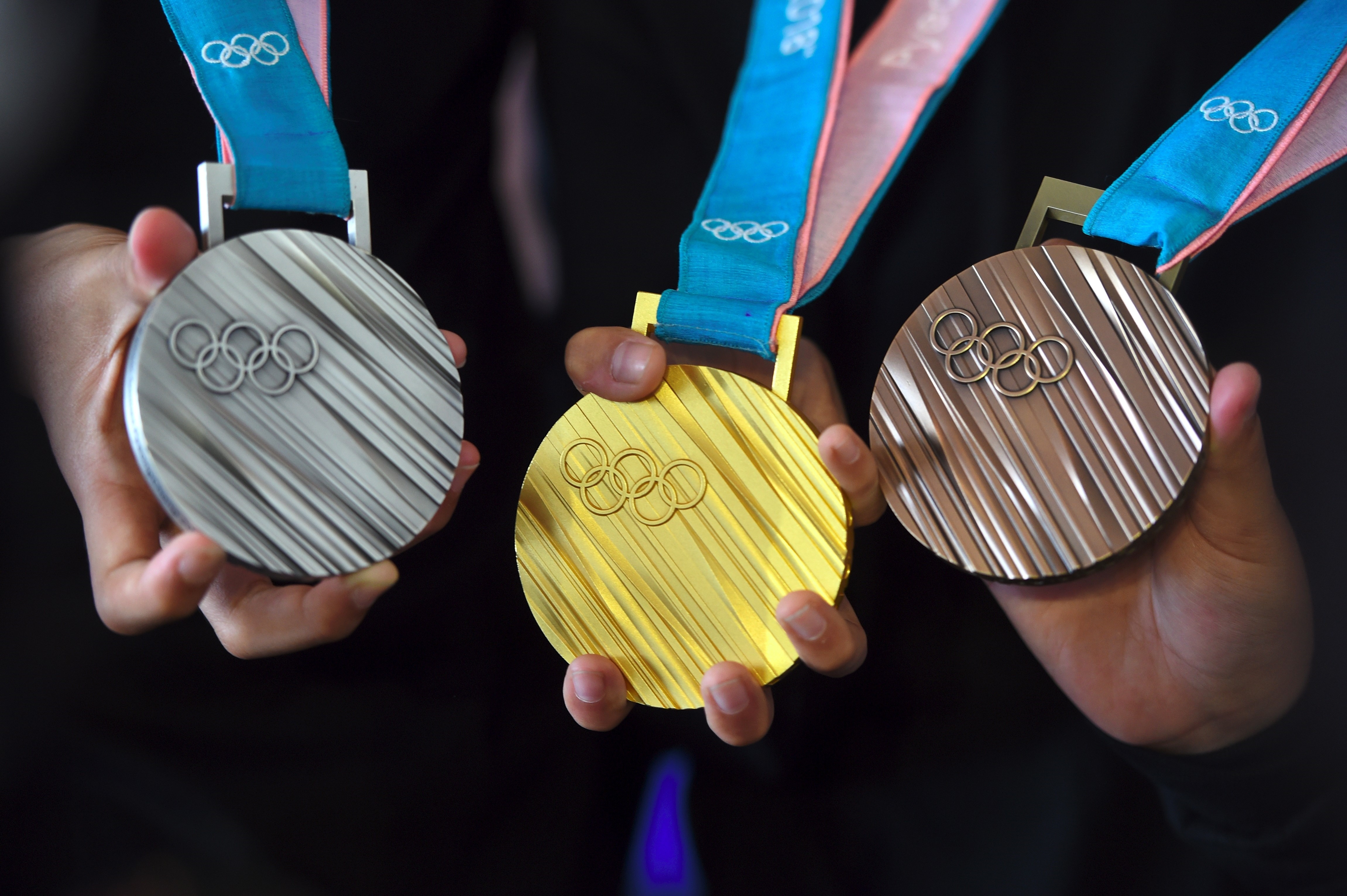 Vì sao một số VĐV Olympic bán huy chương của họ ảnh 3 Vi sao mot so VDV Olympic ban huy chuong cua ho anh 3