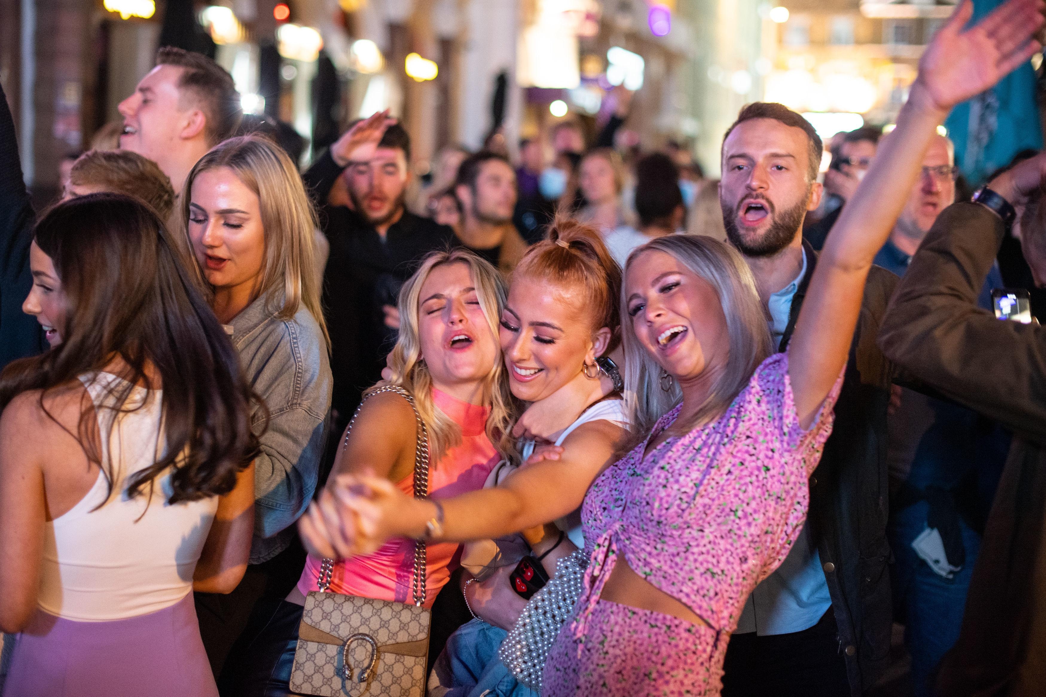 Tiec tung, sa doa o tuoi 18, chang trai Anh nhan khoan no khong lo hinh anh