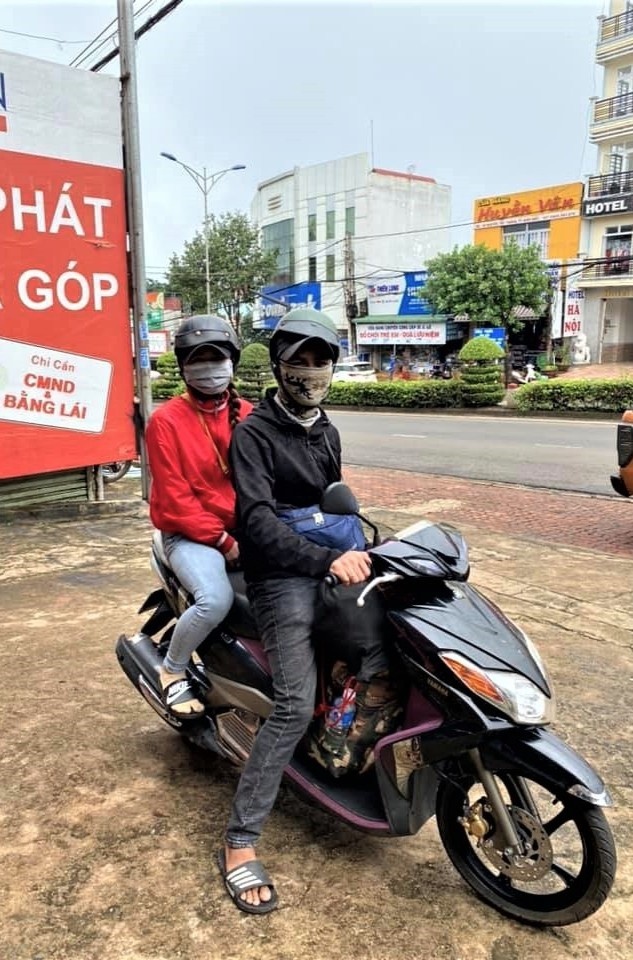 Gap su co doi vo chong tre o Dak Lak duoc tang xe may de ve que anh 2