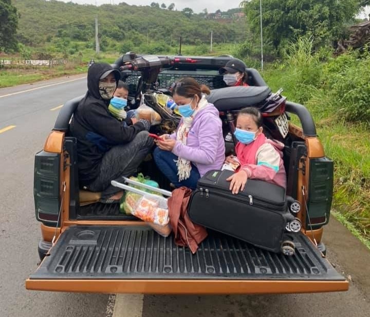 Gap su co doi vo chong tre o Dak Lak duoc tang xe may de ve que anh 1