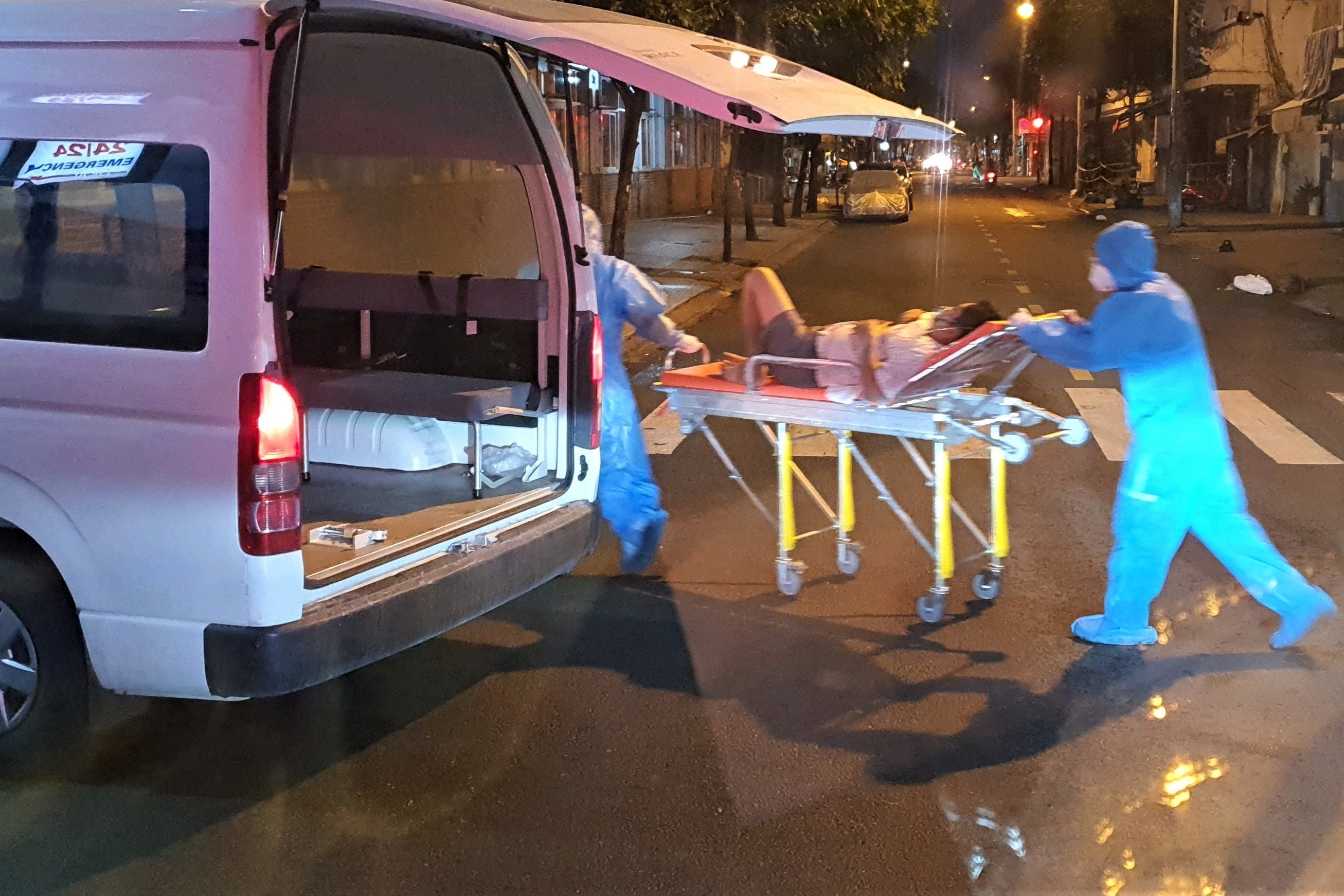 Chuyen xe 0 dong cuu hang tram F0, F1 tai TP.HCM hinh anh