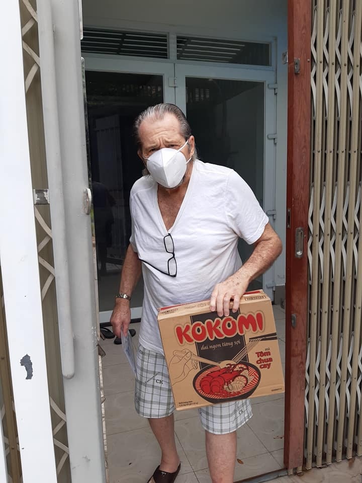 Ong Tay o TP.HCM duoc giup do vi khong the ra duong mua thuc an anh 1