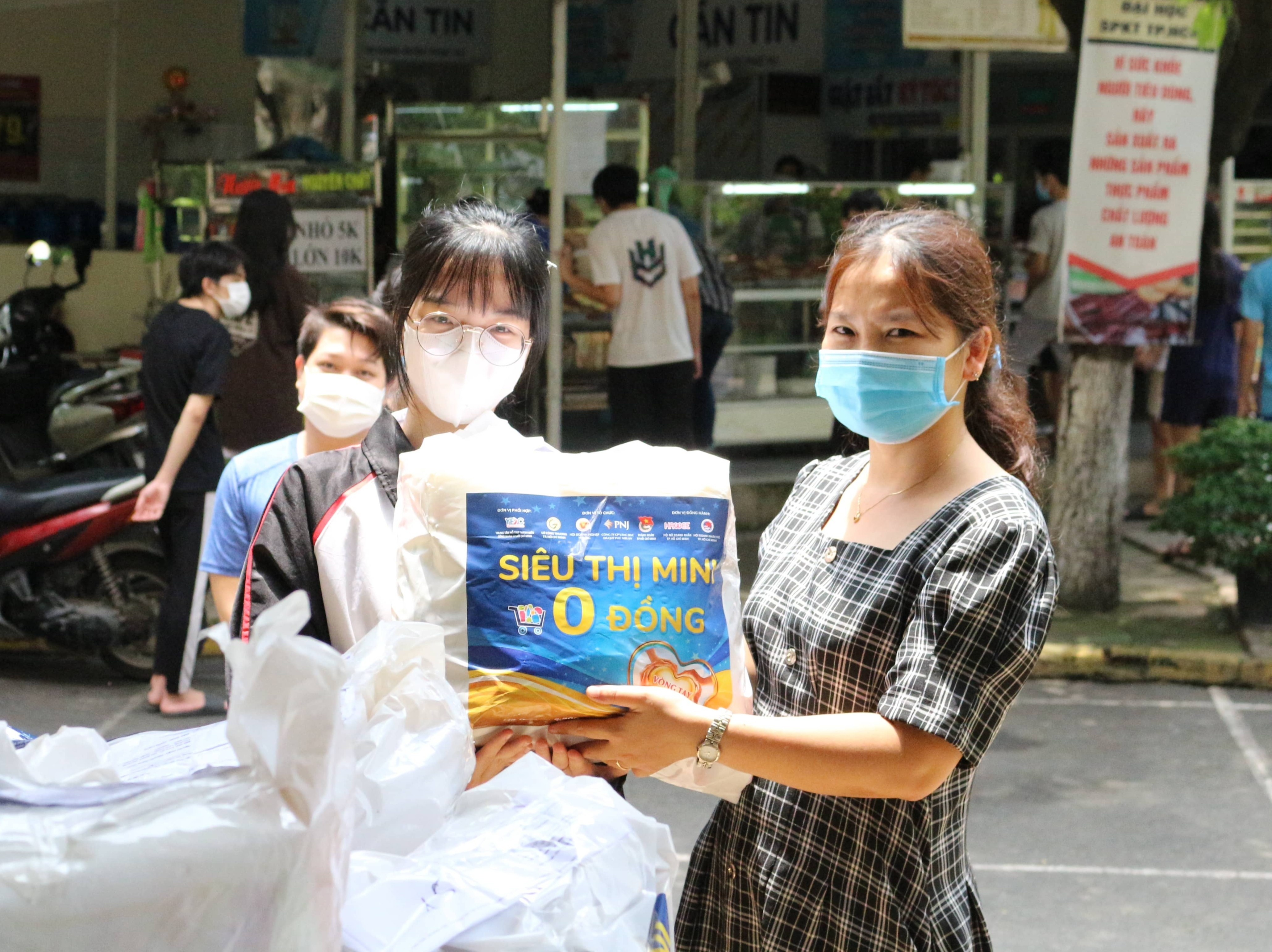 Cac truong DH nau com mien phi tang qua cho sinh vien ket lai TP.HCM anh 1