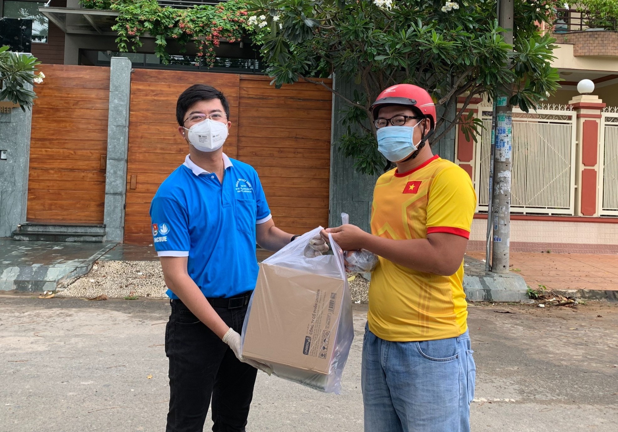 Cac truong DH nau com mien phi tang qua cho sinh vien ket lai TP.HCM anh 2