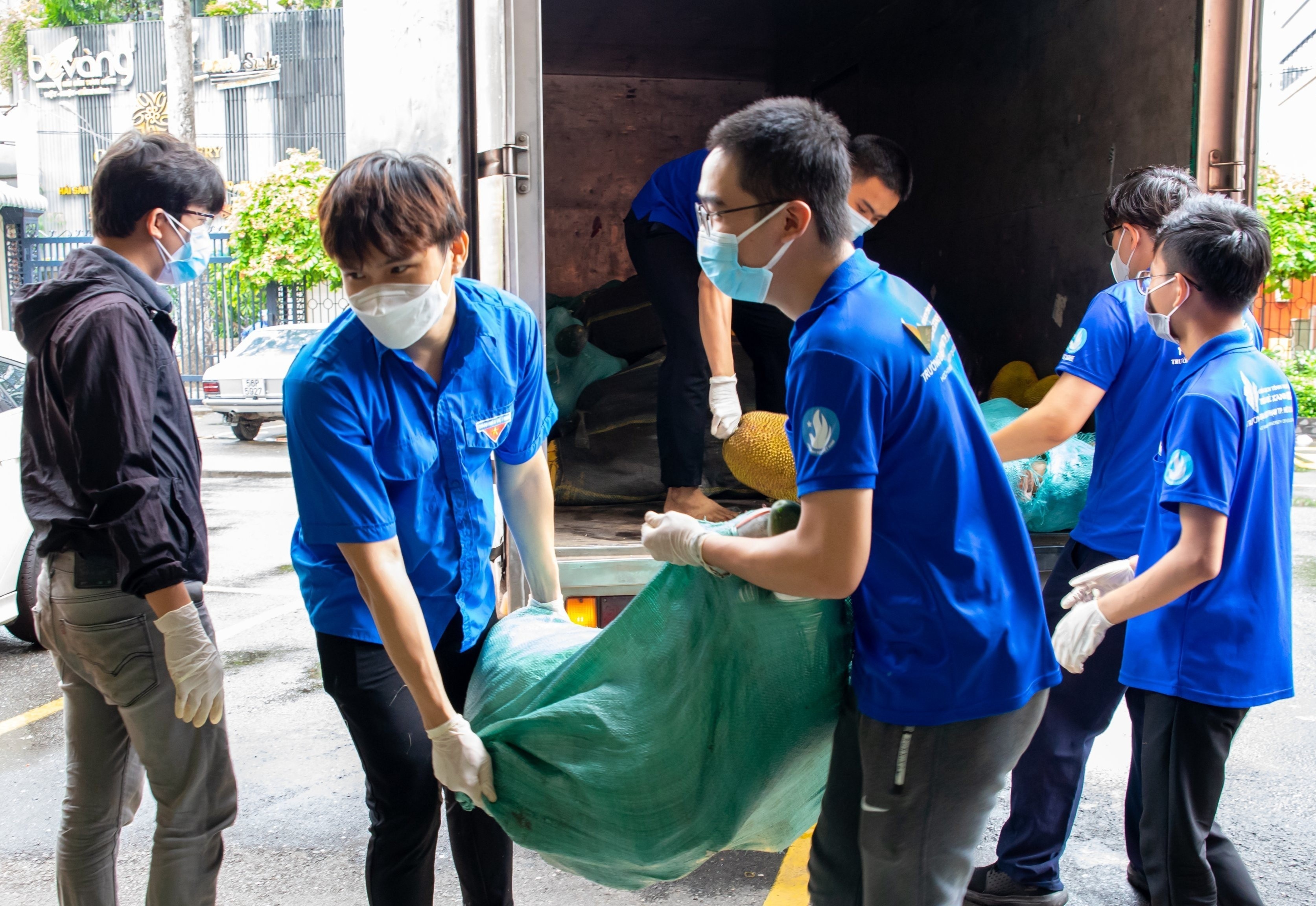 Các trường ĐH nấu cơm miễn phí tặng quà cho sinh viên kẹt lại TP.HCM ảnh 3 Cac truong DH nau com mien phi tang qua cho sinh vien ket lai TP.HCM anh 3