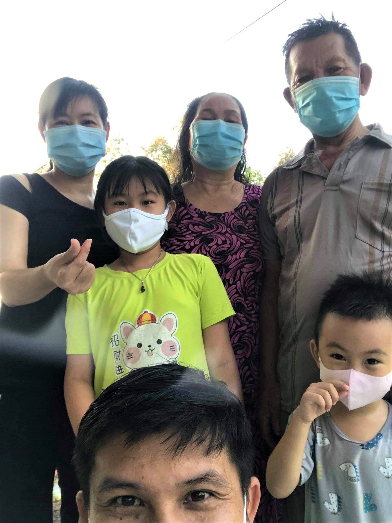 Gan mot thang chien dau voi Covid-19 cua gia dinh co 6 F0 o TP.HCM anh 1