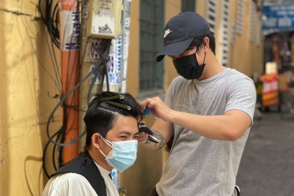 Chu salon o TP.HCM cat toc mien phi cho cong an, tinh nguyen vien hinh anh