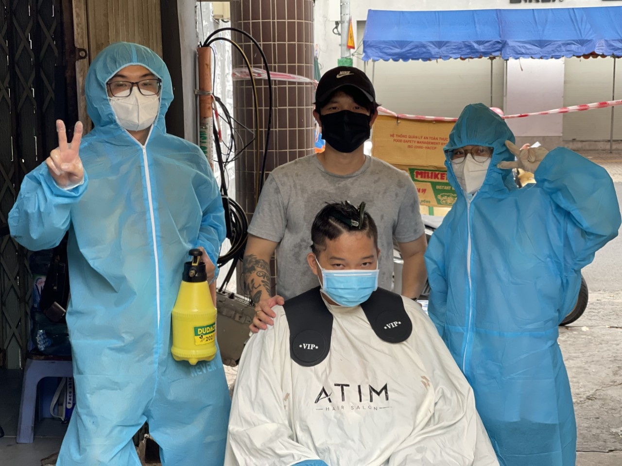 Chu salon oTP.HCM cat toc mien phi cho cong an tinh nguyen vien anh 3