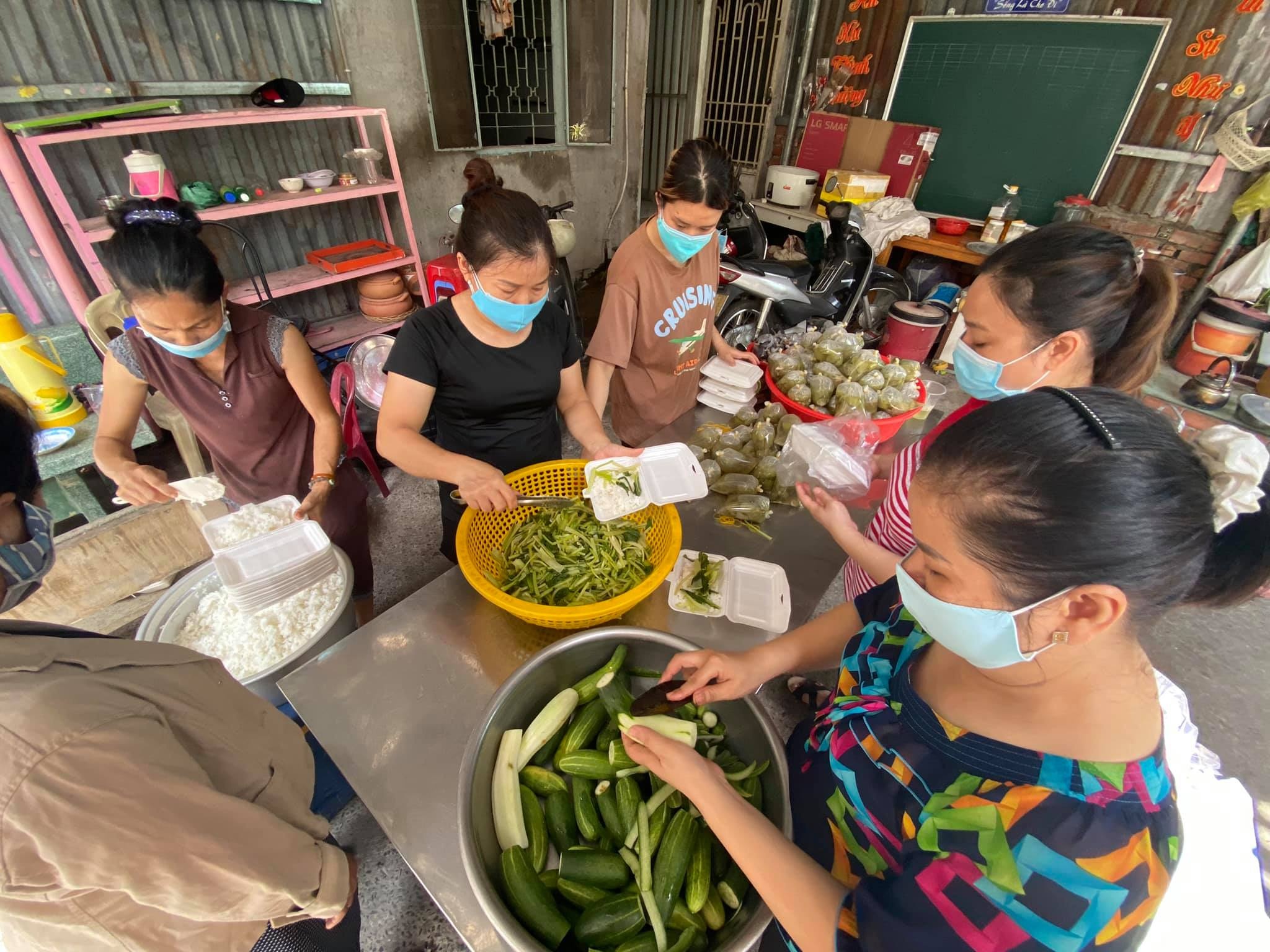 Thay giao tro thanh tai xe nhuong com se ao cho nguoi ngheo anh 2