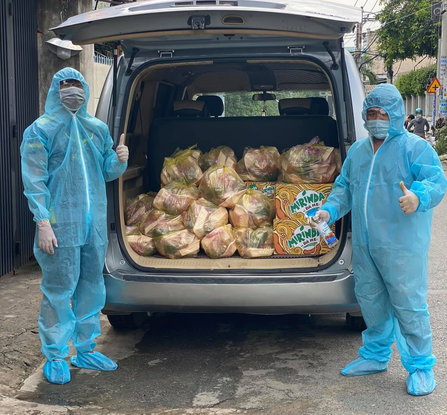 Thầy giáo trở thành tài xế nhường cơm sẻ áo cho người nghèo ảnh 4 Thay giao tro thanh tai xe nhuong com se ao cho nguoi ngheo anh 4