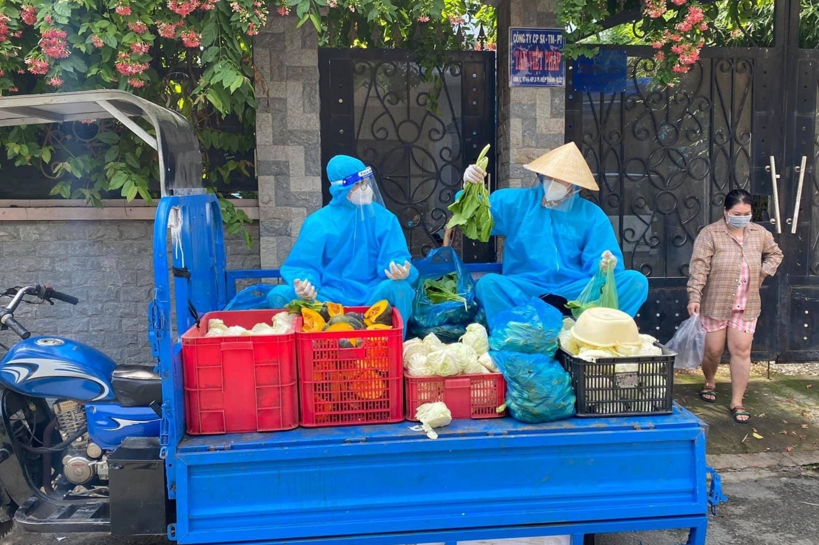 Thay giao o TP.HCM thanh tai xe, cho thuc pham toi cho nguoi ngheo hinh anh