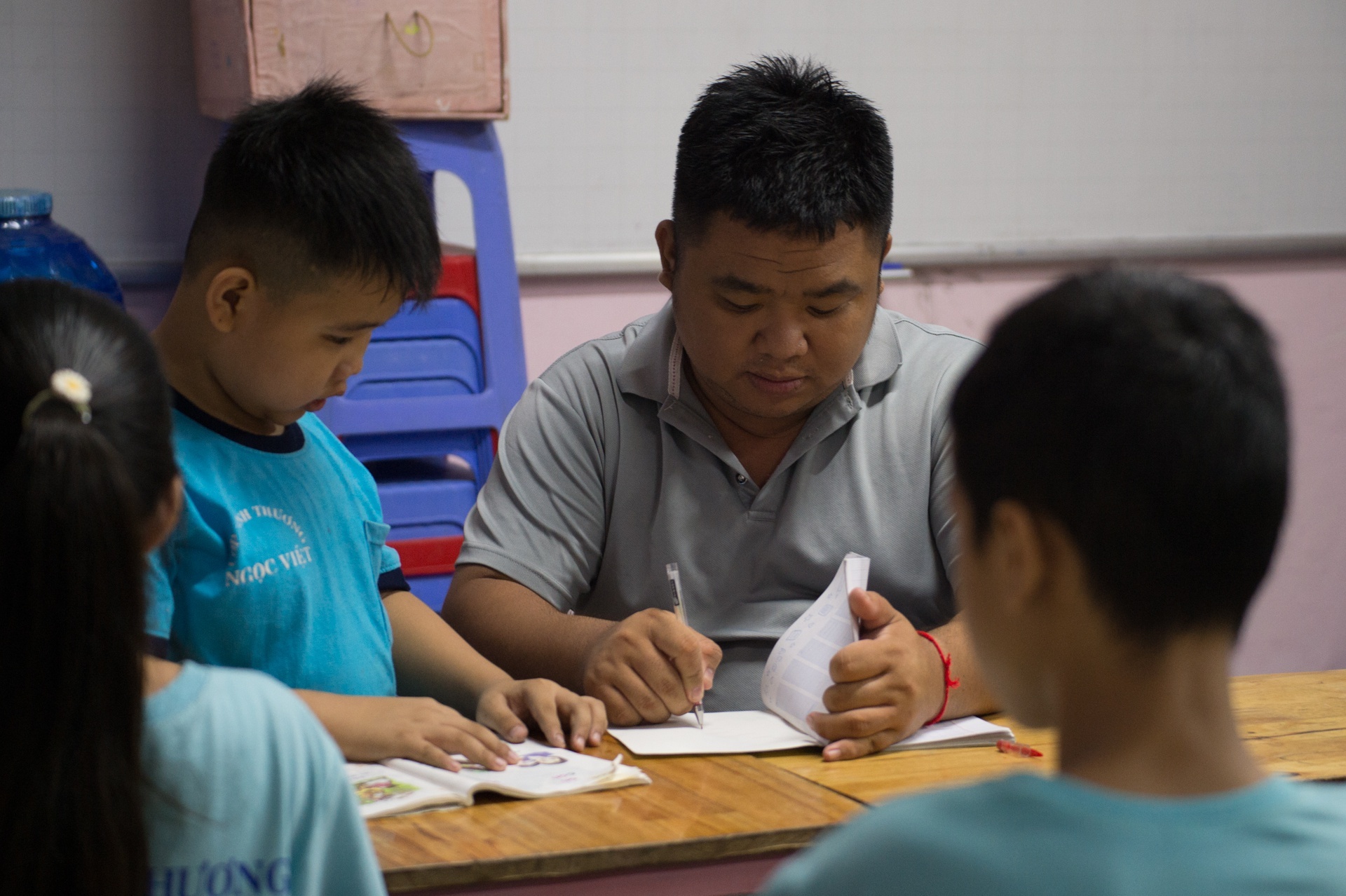 Thay giao tro thanh tai xe nhuong com se ao cho nguoi ngheo anh 5