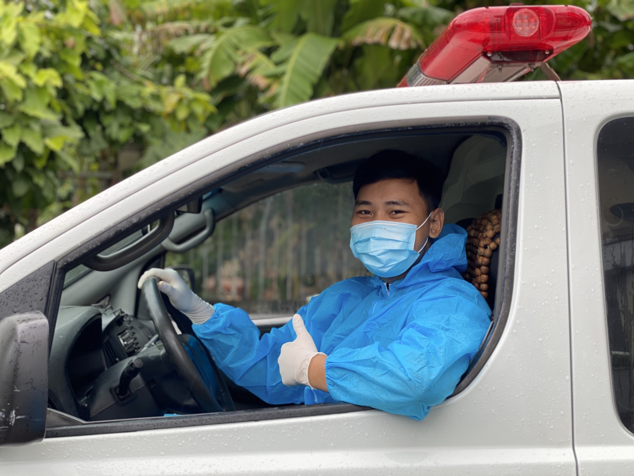 Chàng trai xin vào đội xe cấp cứu chở F0,  F1 đến nơi cách ly điều trị ảnh 1 Chang trai xin vao doi xe cap cuu cho F0,  F1 den noi cach ly dieu tri anh 1
