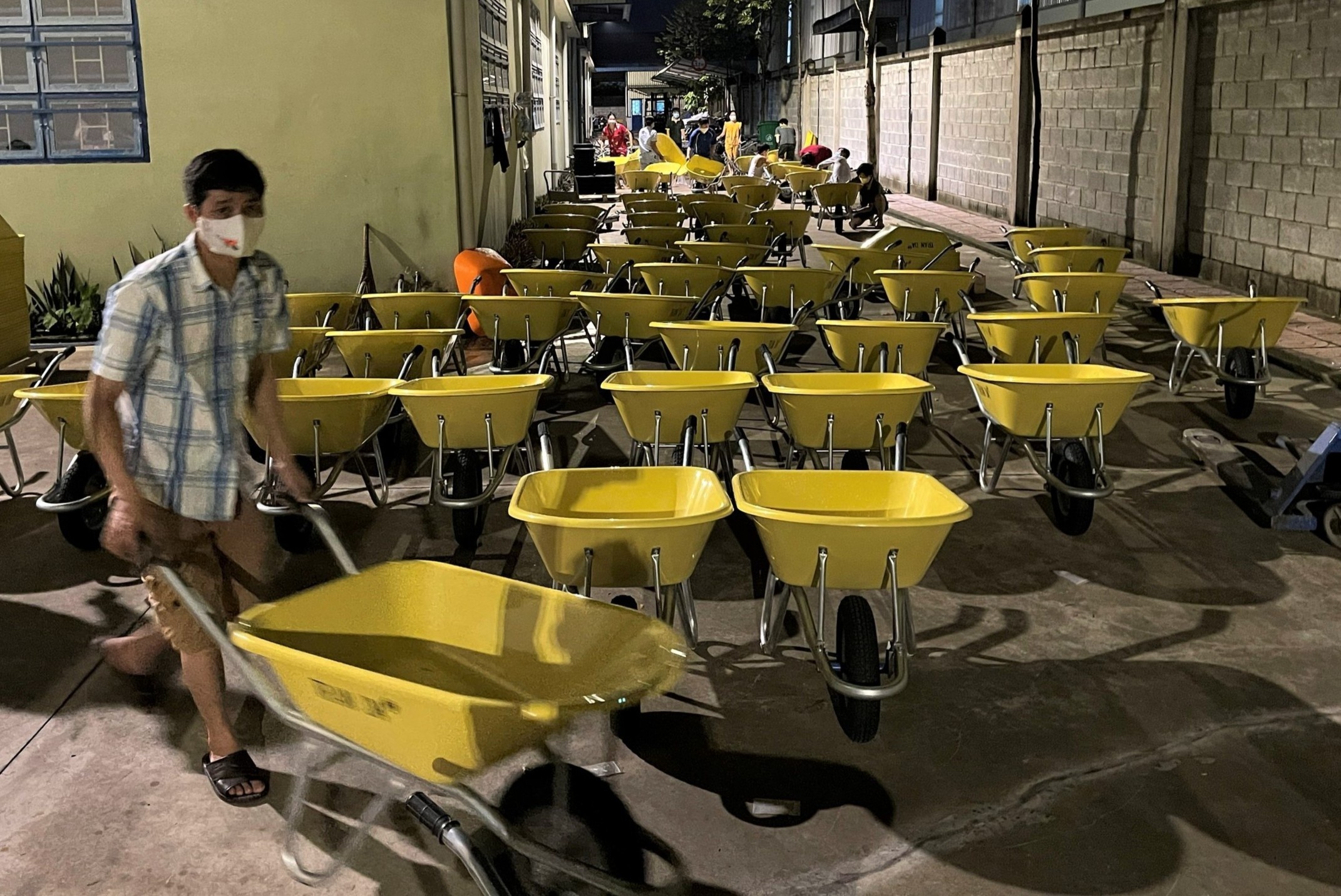 Cong ty huy dong nhan vien rap 200 xe rua de tang cho TP.HCM hinh anh