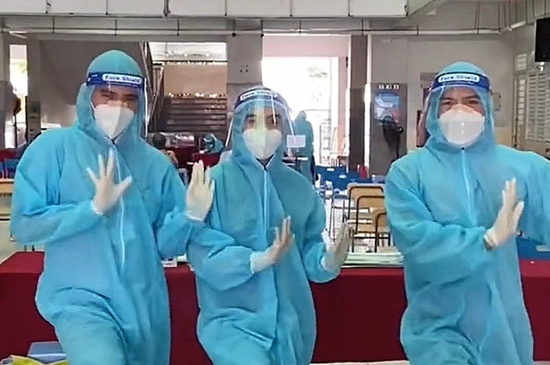 TNV nhay dieu cha cha cha tai diem tiem vaccine o TP.HCM hinh anh