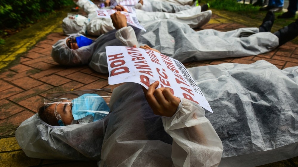 Nhan vien y te o Philippines doi bo viec vi bi no tien phuc loi anh 1