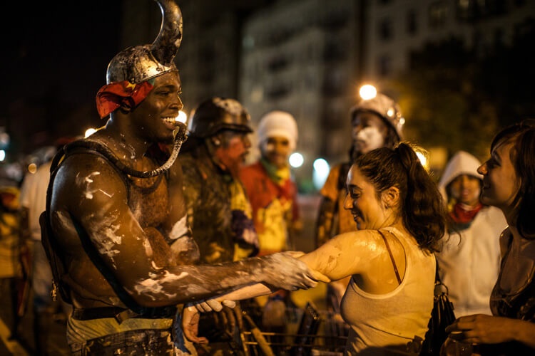 Tham gia le hoi o New York bat chap dich benh hinh anh