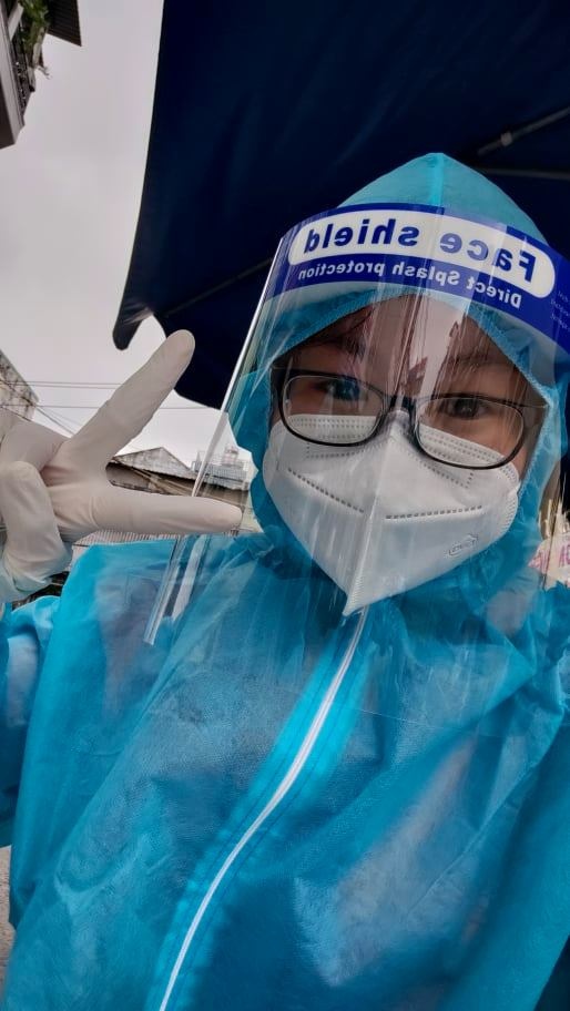 Vừa thi đại học xong cô gái đăng ký đi chống dịch cùng ba mẹ ảnh 2 Vua thi dai hoc xong co gai dang ky di chong dich cung ba me anh 2