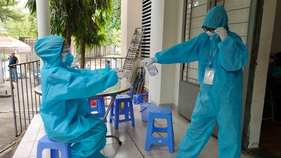 Vừa thi đại học xong cô gái đăng ký đi chống dịch cùng ba mẹ ảnh 1 Vua thi dai hoc xong co gai dang ky di chong dich cung ba me anh 1