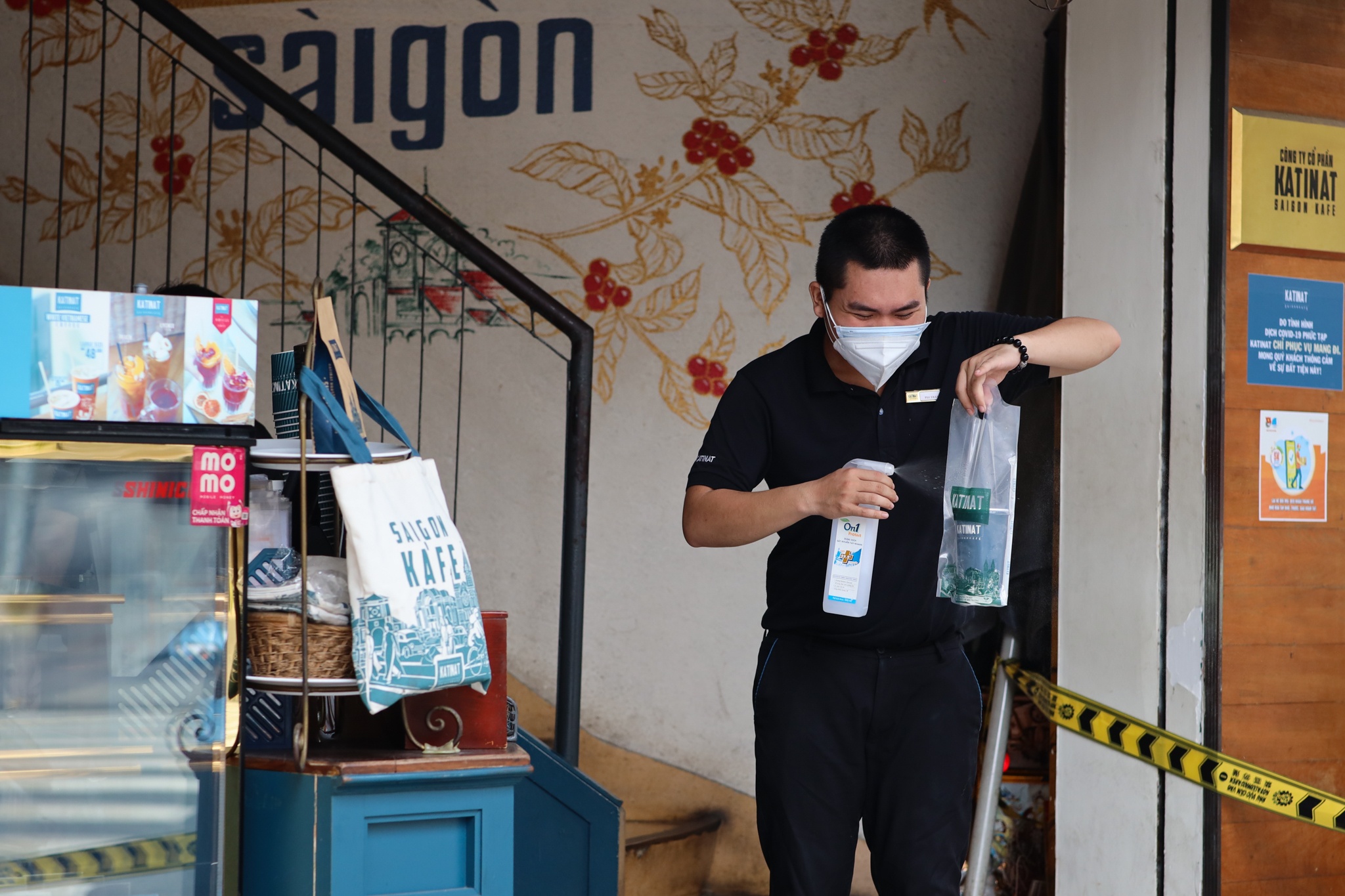 Tinh hinh trai nguoc cua cac quan ca phe o TP.HCM khi mo ban mang di anh 4