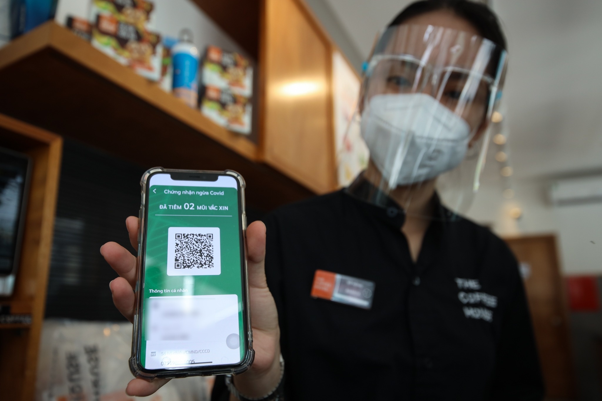 Tinh hinh trai nguoc cua cac quan ca phe o TP.HCM khi mo ban mang di anh 1