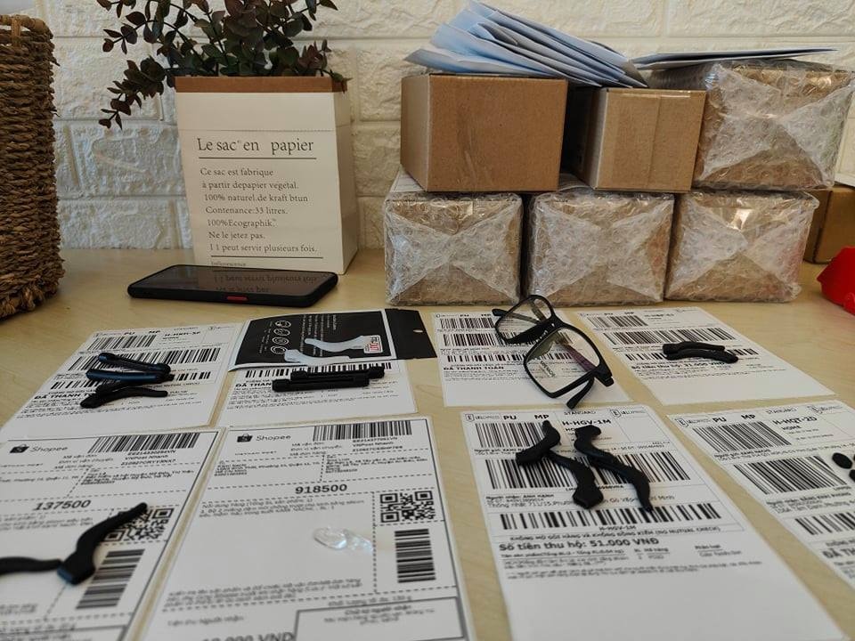 Nguoi tre o TP.HCM do xo mua kinh moi hau gian cach anh 3