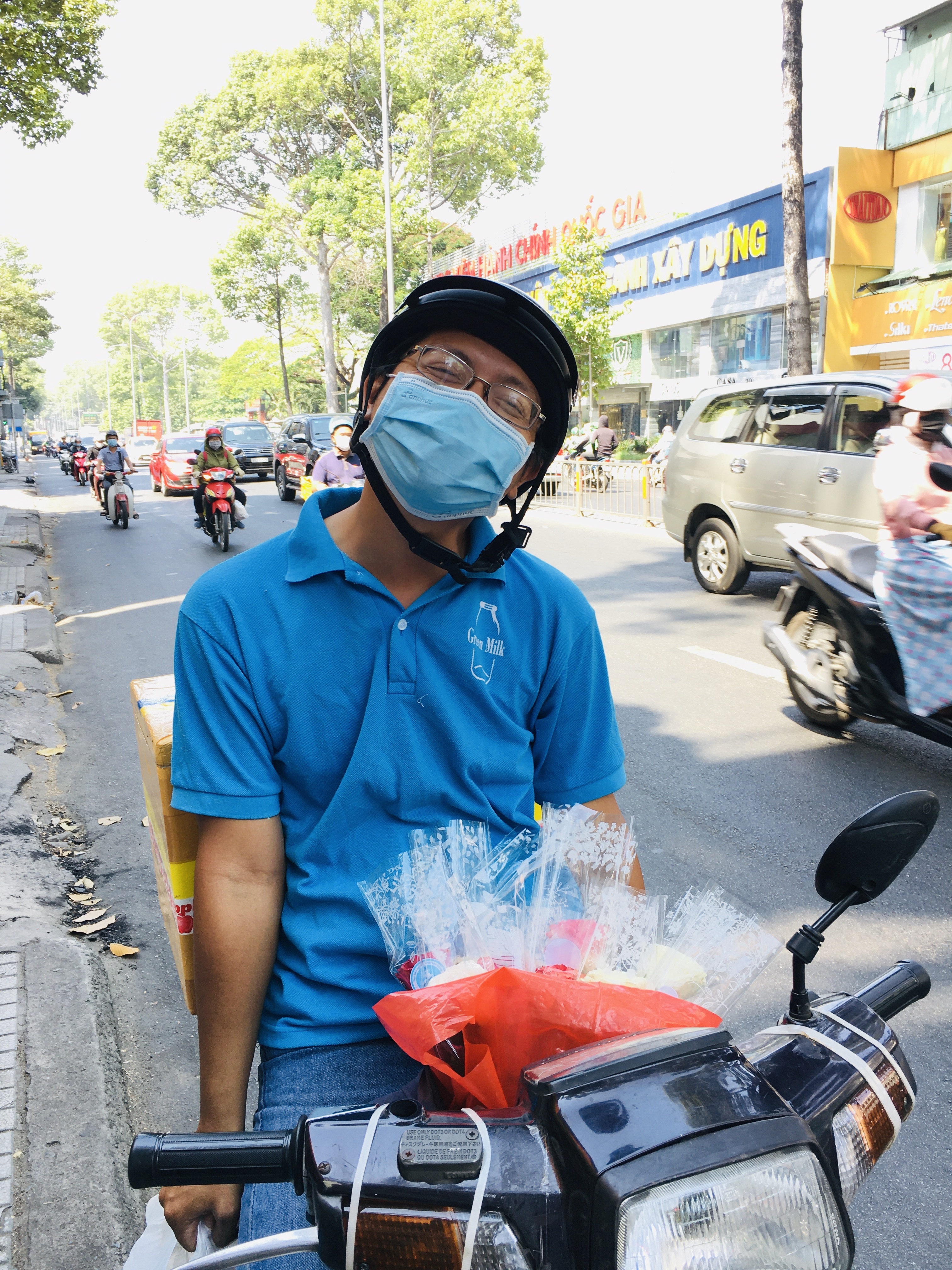 Nguoi tre o TP.HCM ke trai nghiem ngay dau ra duong hau gian cach anh 2