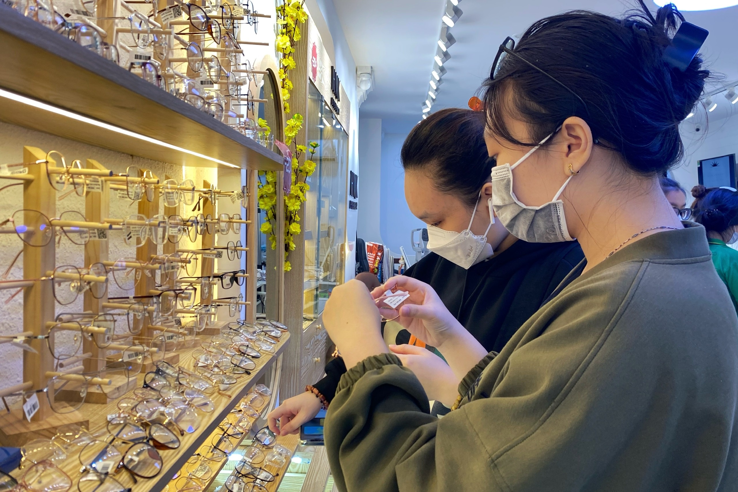 Nguoi tre o TP.HCM do xo mua kinh moi hau gian cach anh 1