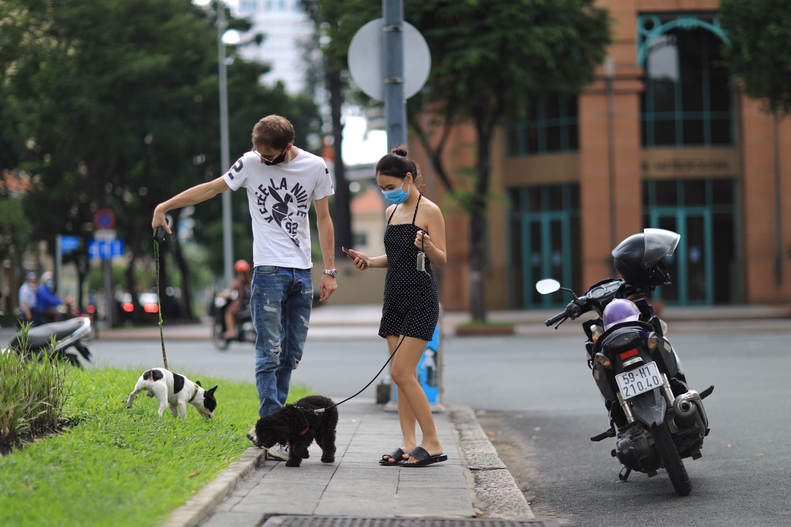 Người dân TP.HCM xuống phố sáng thứ 7 đầu tiên hậu giãn cách ảnh 4 Nguoi dan TP.HCM xuong pho sang thu 7 dau tien hau gian cach anh 4