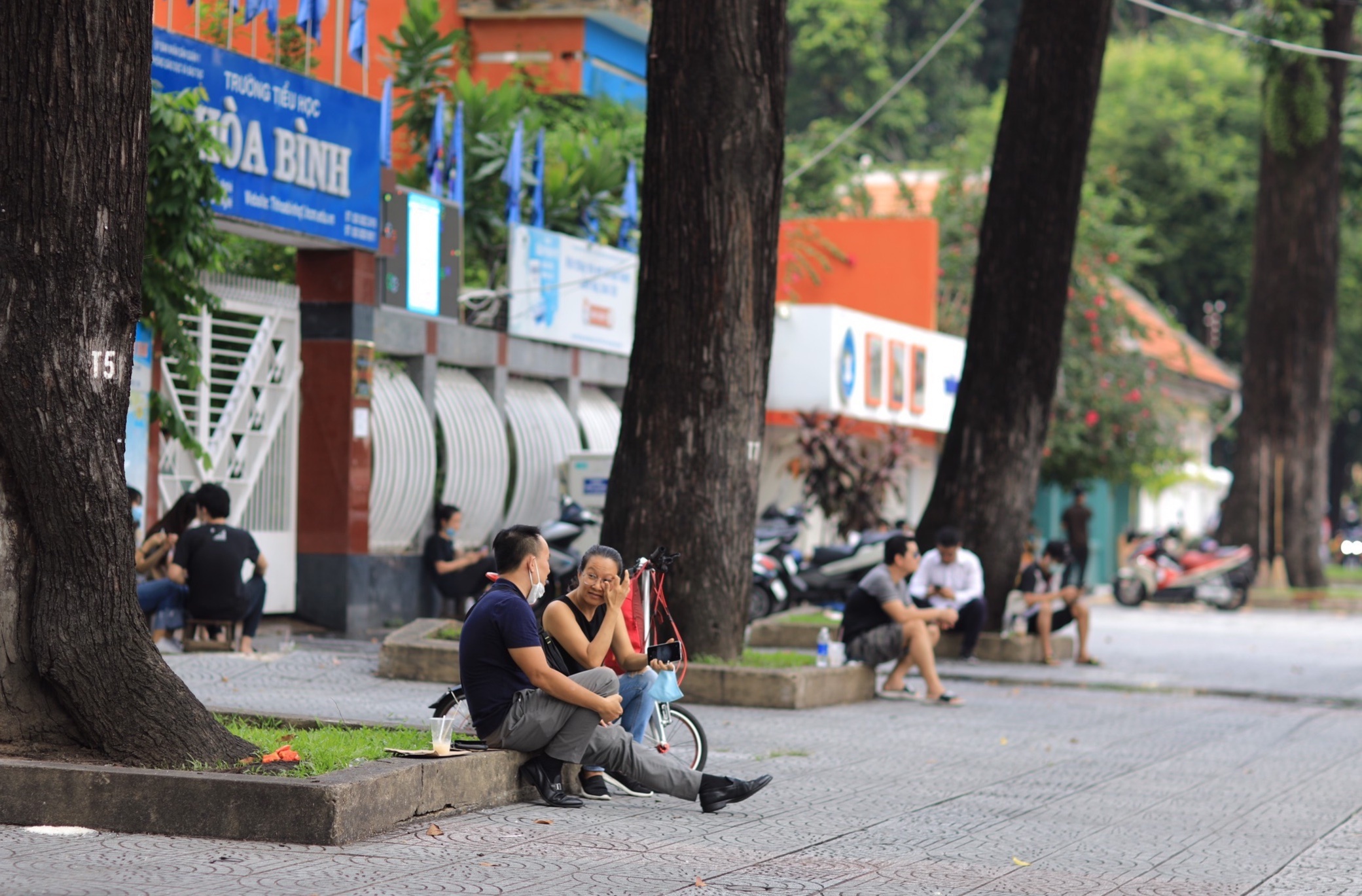 Người dân TP.HCM xuống phố sáng thứ 7 đầu tiên hậu giãn cách ảnh 3 Nguoi dan TP.HCM xuong pho sang thu 7 dau tien hau gian cach anh 3
