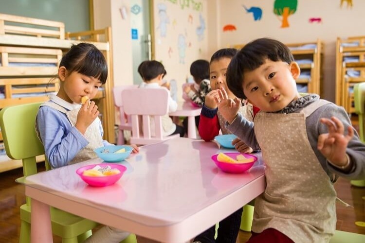 Camera giam sat chia re phu huynh va giao vien Trung Quoc hinh anh