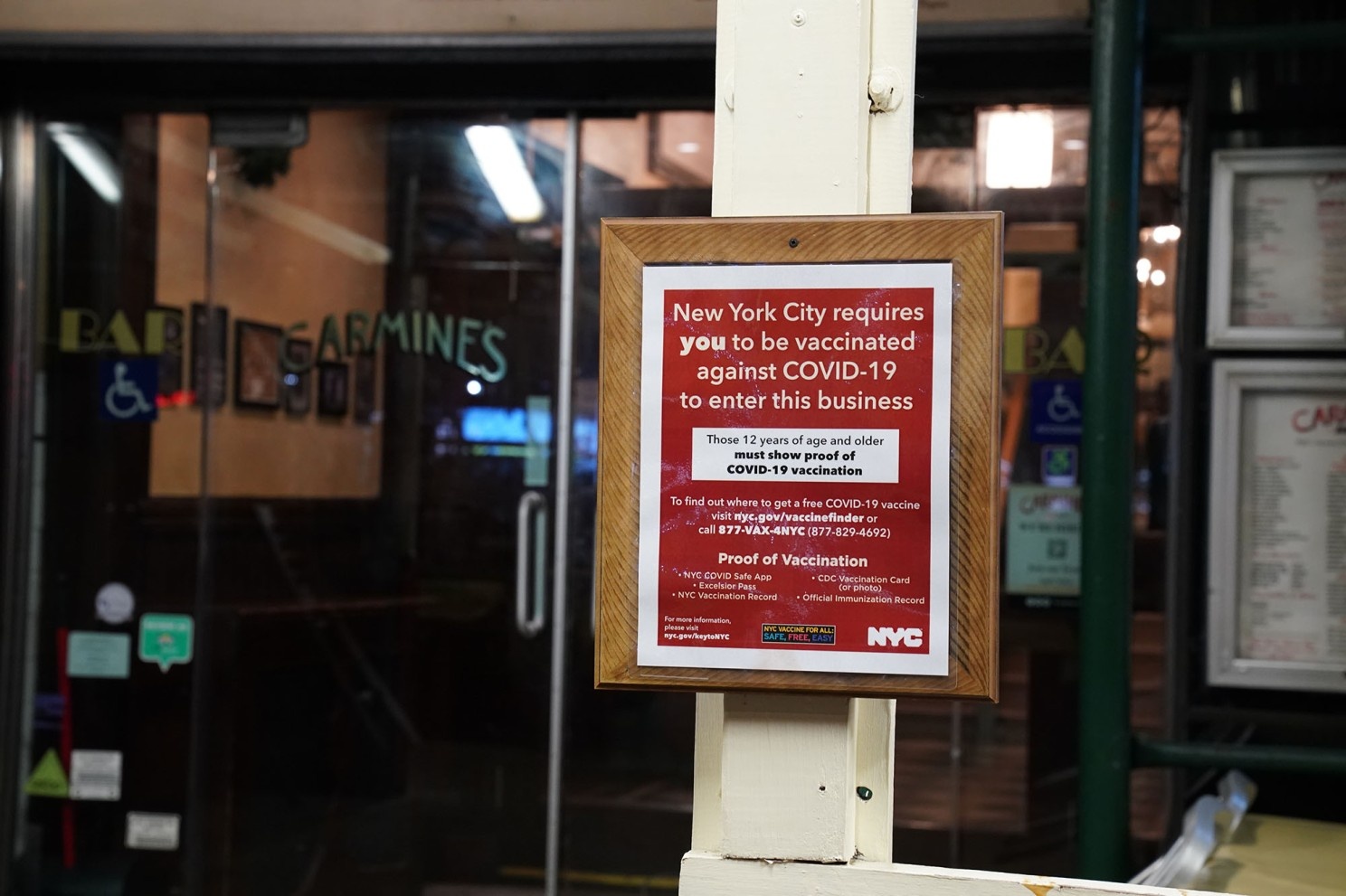 Nha hang quan bar o New York lao dao vi quy dinh tiem chung anh 1