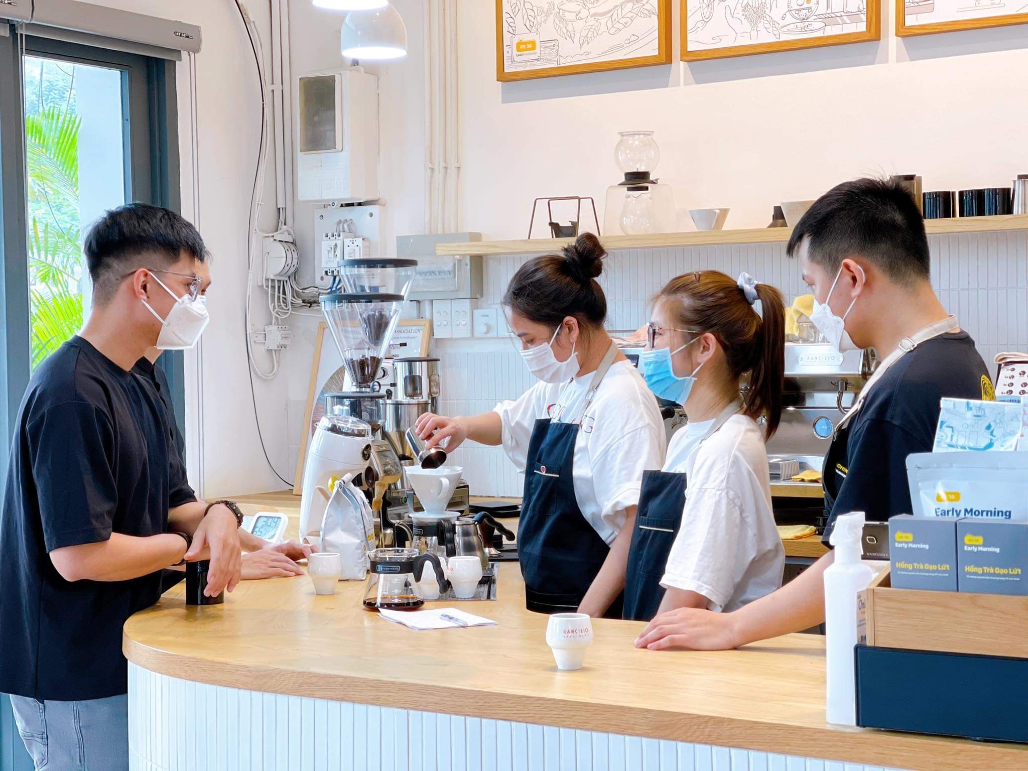 Quan ca phe o TP.HCM thap thom cho duoc don khach tai cho anh 3