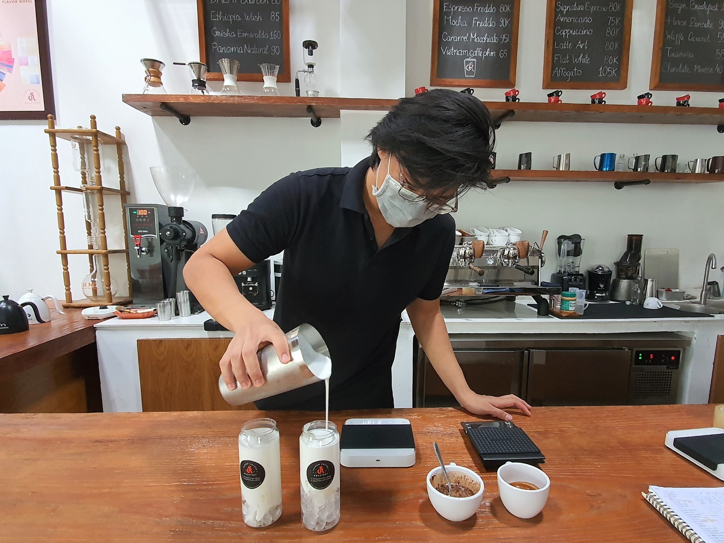 Quan ca phe o TP.HCM thap thom cho duoc don khach tai cho anh 1