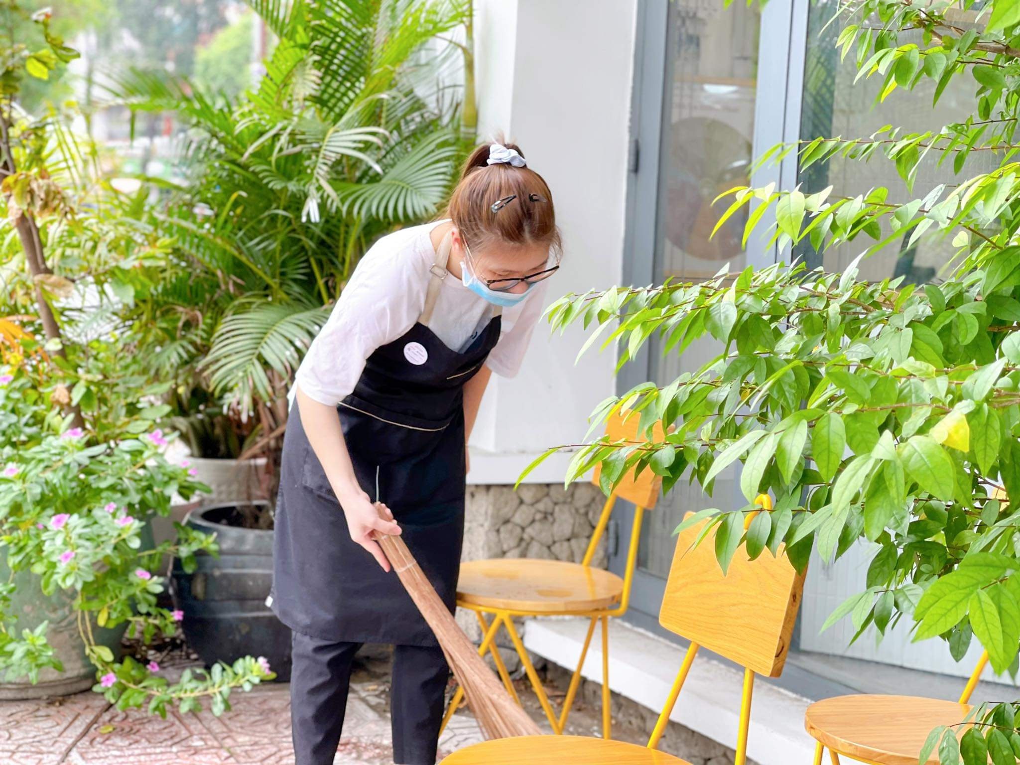 Quán cà phê ở TP.HCM gấp rút phun khử khuẩn trước ngày bán tại chỗ ảnh 2 Quan ca phe o TP.HCM gap rut phun khu khuan truoc ngay ban tai cho anh 2