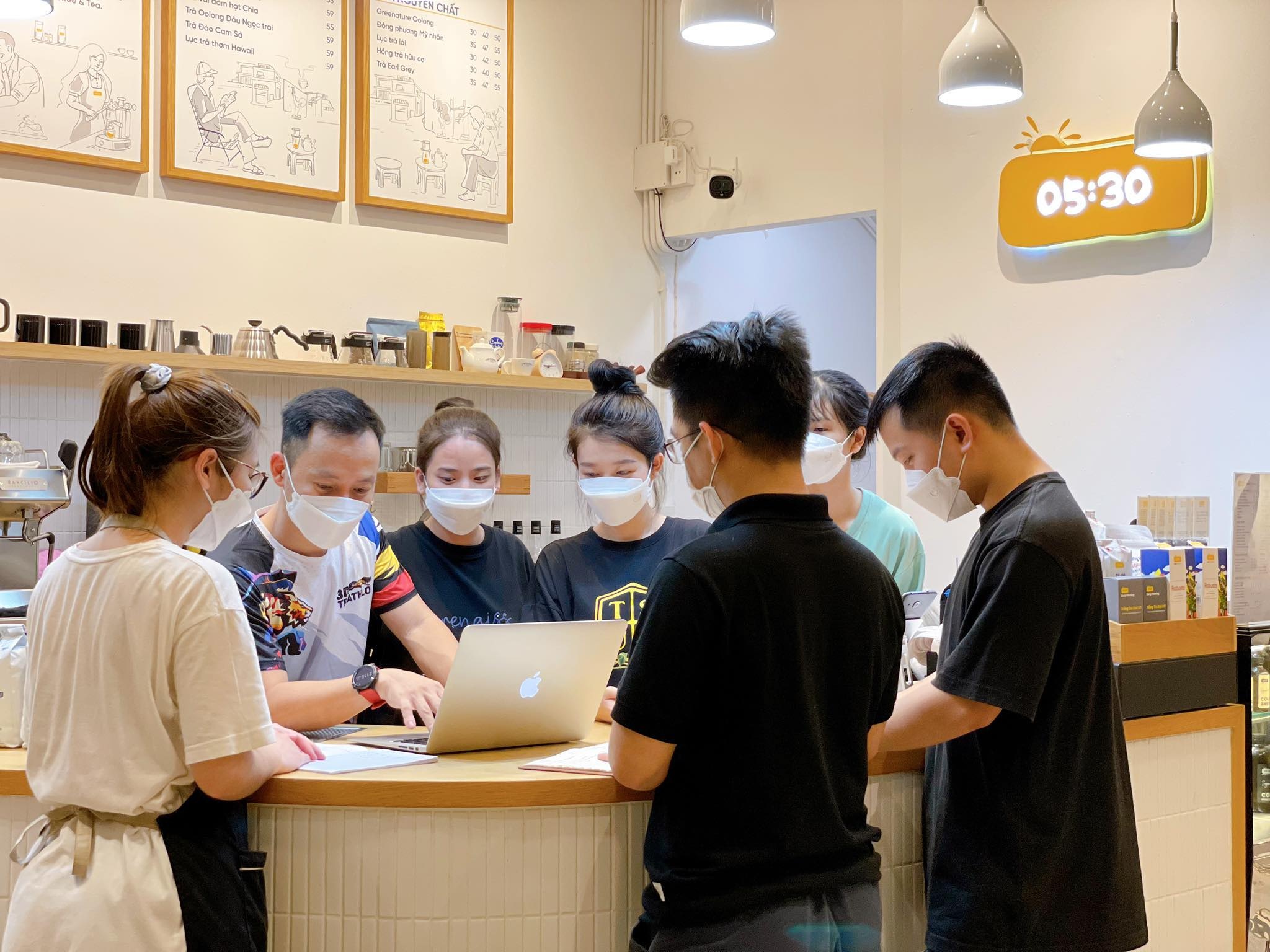 Quán cà phê ở TP.HCM gấp rút phun khử khuẩn trước ngày bán tại chỗ ảnh 1 Quan ca phe o TP.HCM gap rut phun khu khuan truoc ngay ban tai cho anh 1