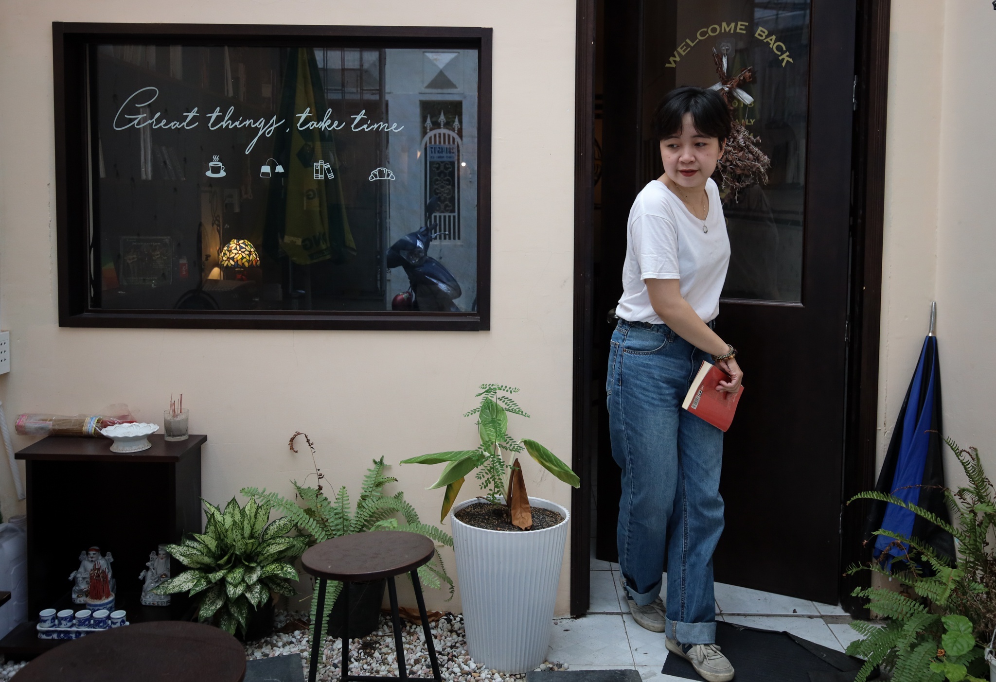 Quán cà phê ở TP.HCM gấp rút phun khử khuẩn trước ngày bán tại chỗ ảnh 6 Quan ca phe o TP.HCM gap rut phun khu khuan truoc ngay ban tai cho anh 6