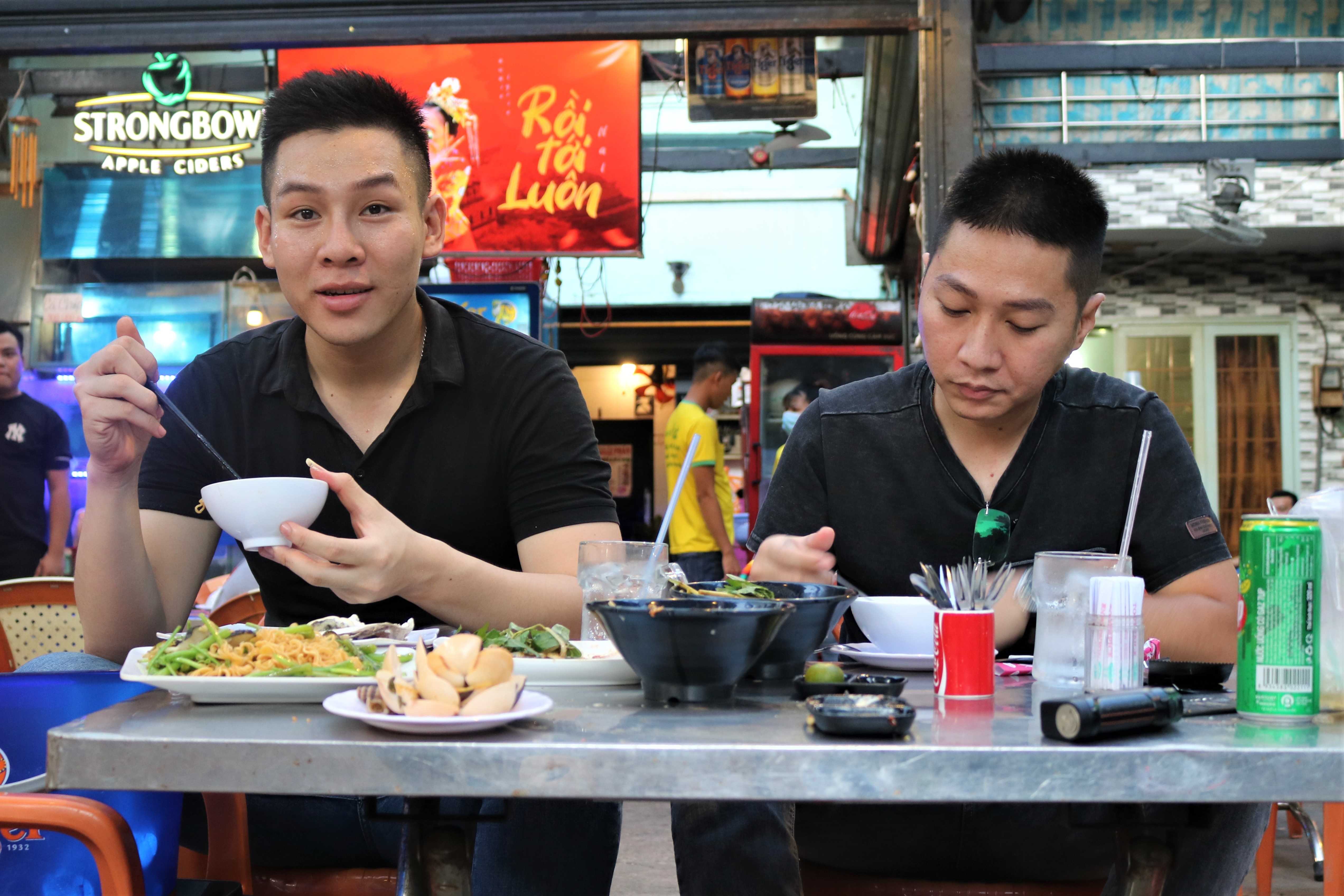 Nhieu khach quay xe o pho oc quan 4 vi quy dinh khong bia ruou anh 8