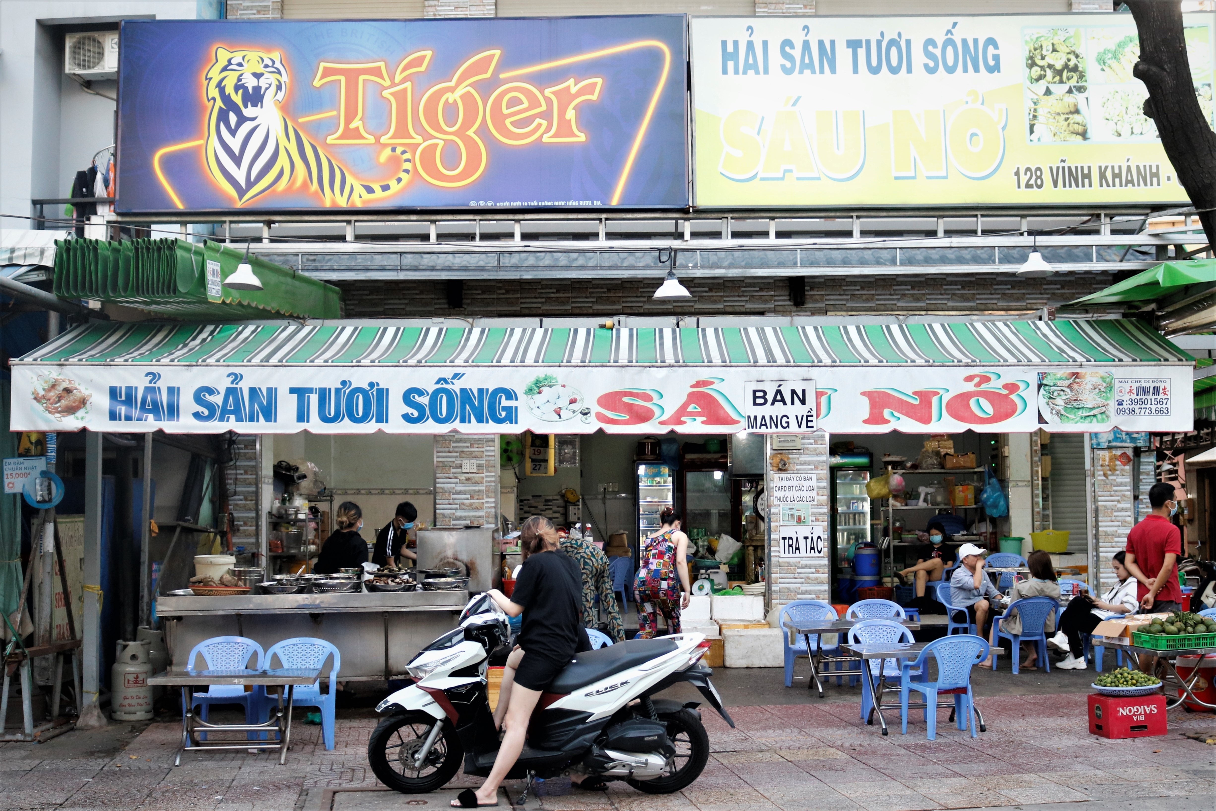 Nhiều khách quay xe ở phố ốc quận 4 vì quy định không bia rượu ảnh 2 Nhieu khach quay xe o pho oc quan 4 vi quy dinh khong bia ruou anh 2