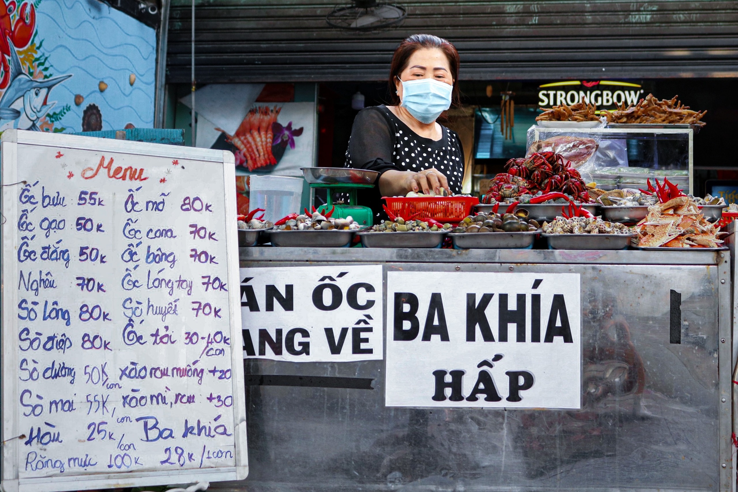 Nhieu khach 'quay xe' tai pho oc TP.HCM vi quy dinh khong bia ruou hinh anh