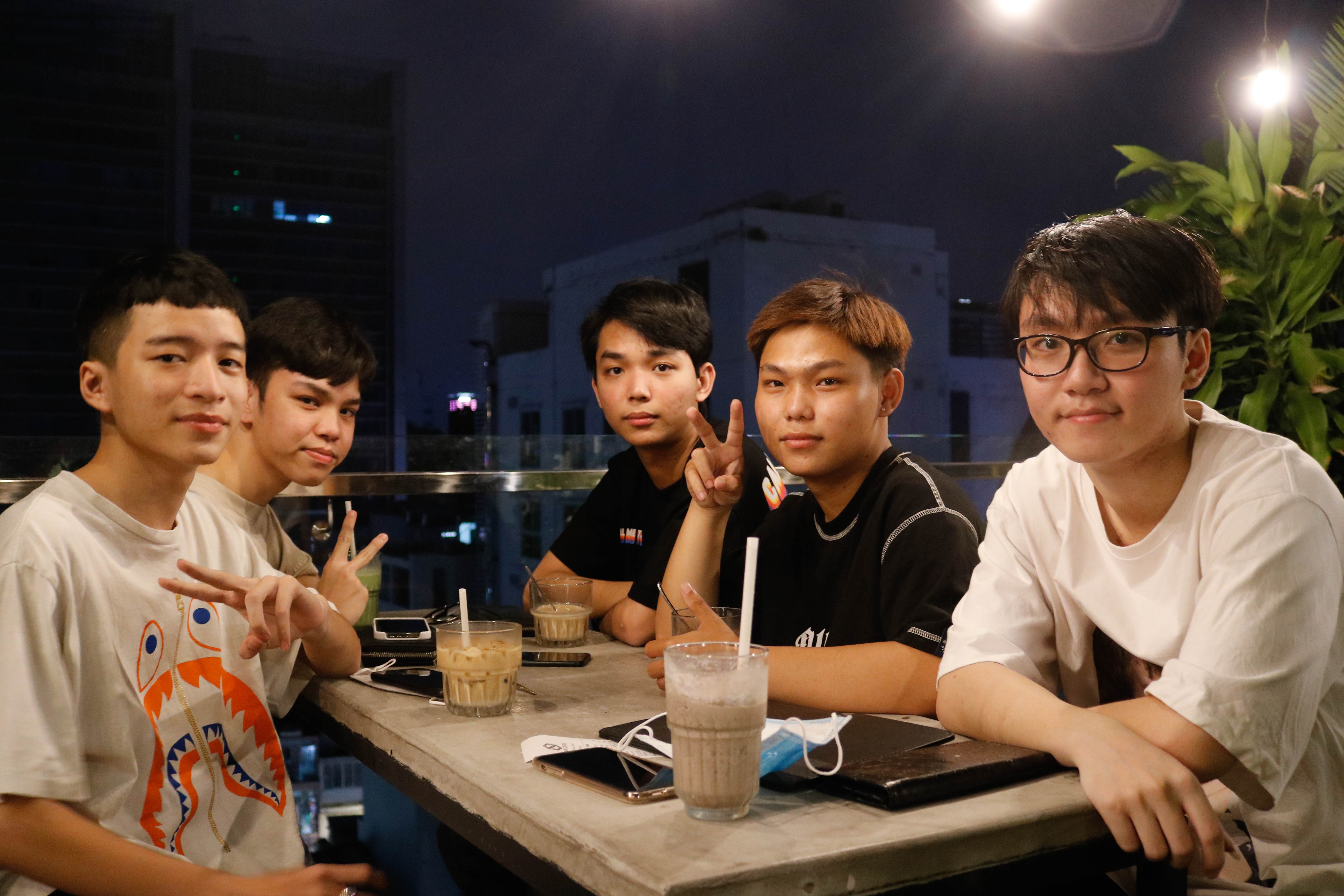 Quán cà phê, bar rooftop dè dặt đón khách ngồi tại chỗ ảnh 7 Quan ca phe, bar rooftop de dat don khach ngoi tai cho anh 7