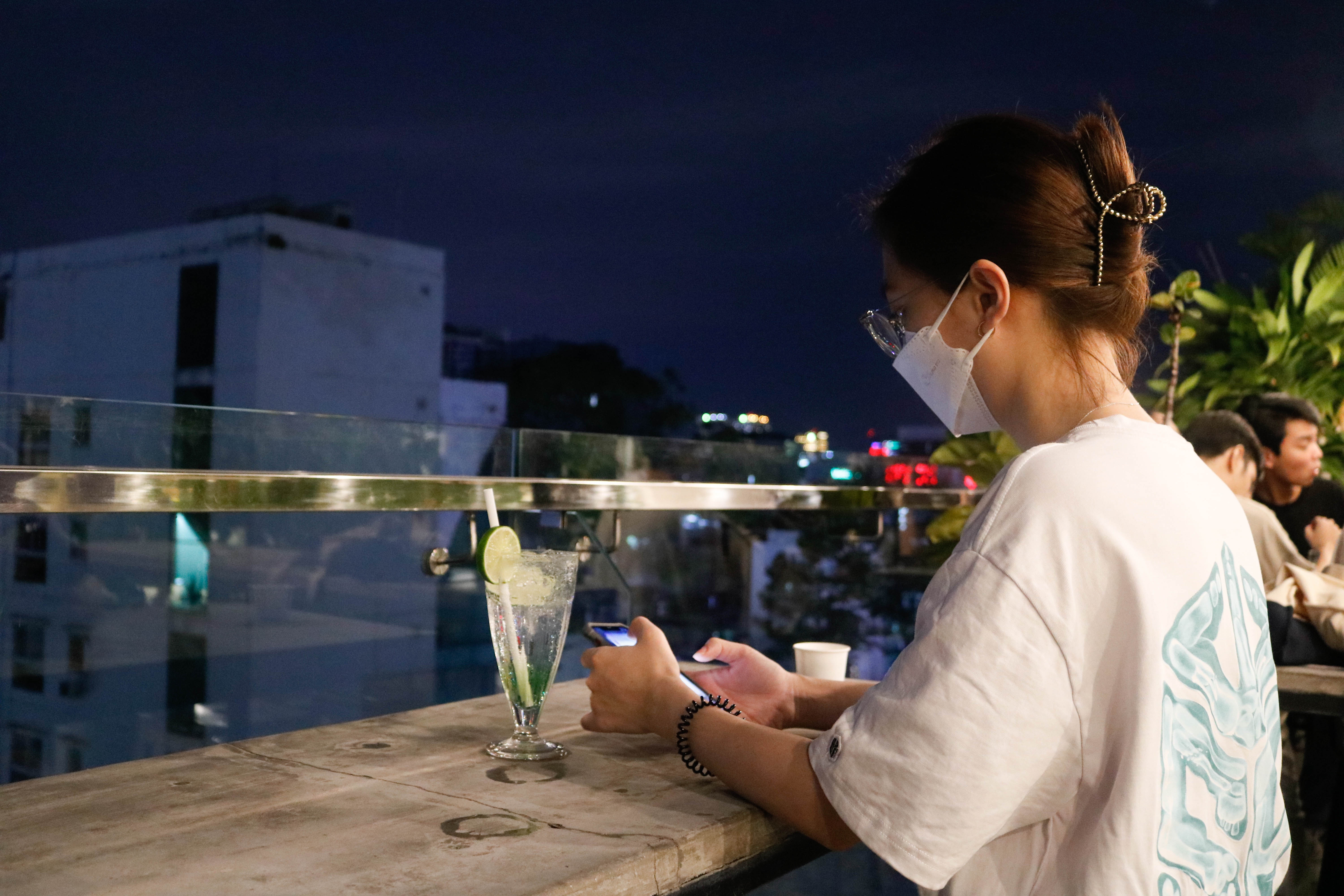 Quán cà phê, bar rooftop dè dặt đón khách ngồi tại chỗ ảnh 6 Quan ca phe, bar rooftop de dat don khach ngoi tai cho anh 6