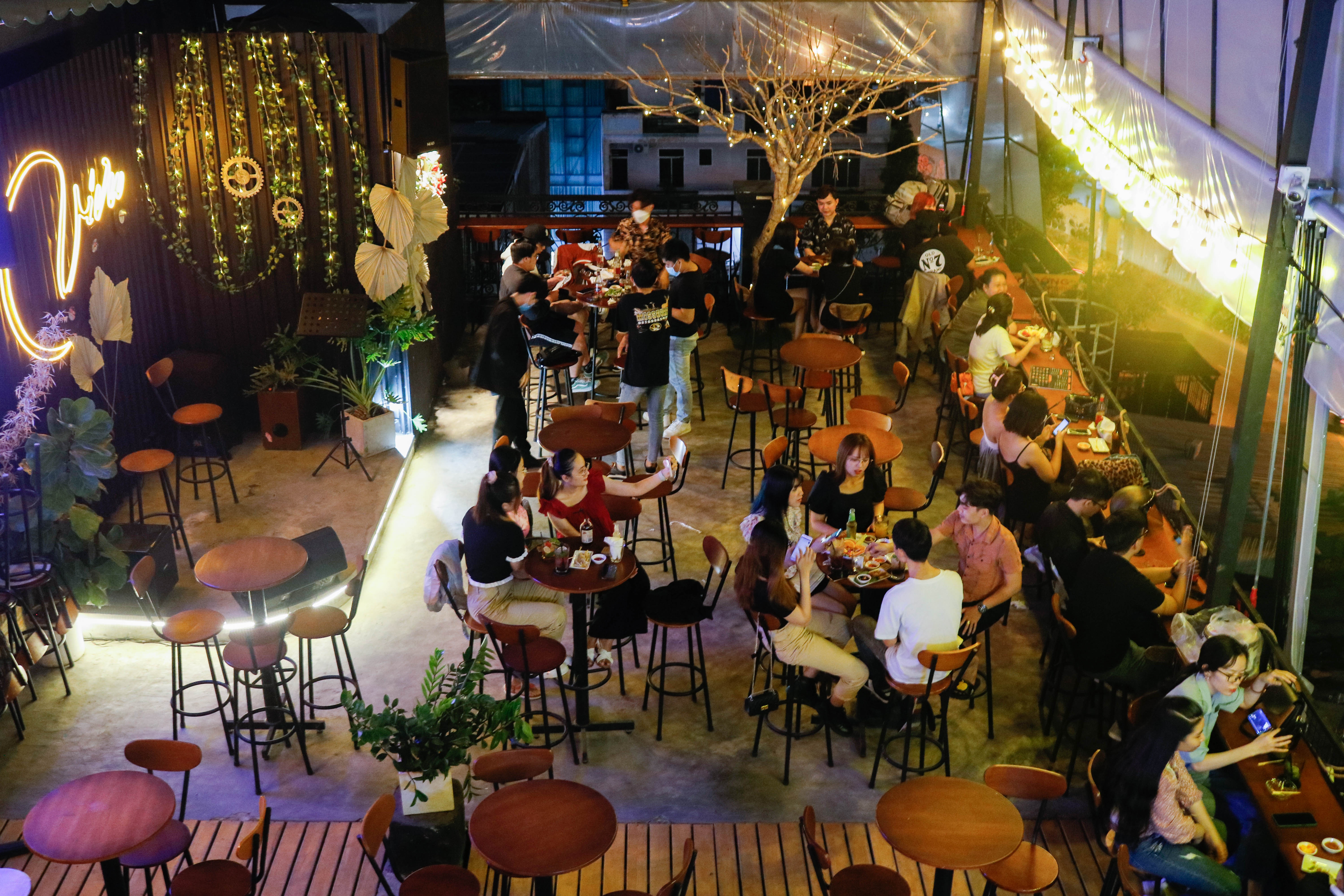 Quan ca phe,  bar rooftop de dat don khach ngoi tai cho anh 2