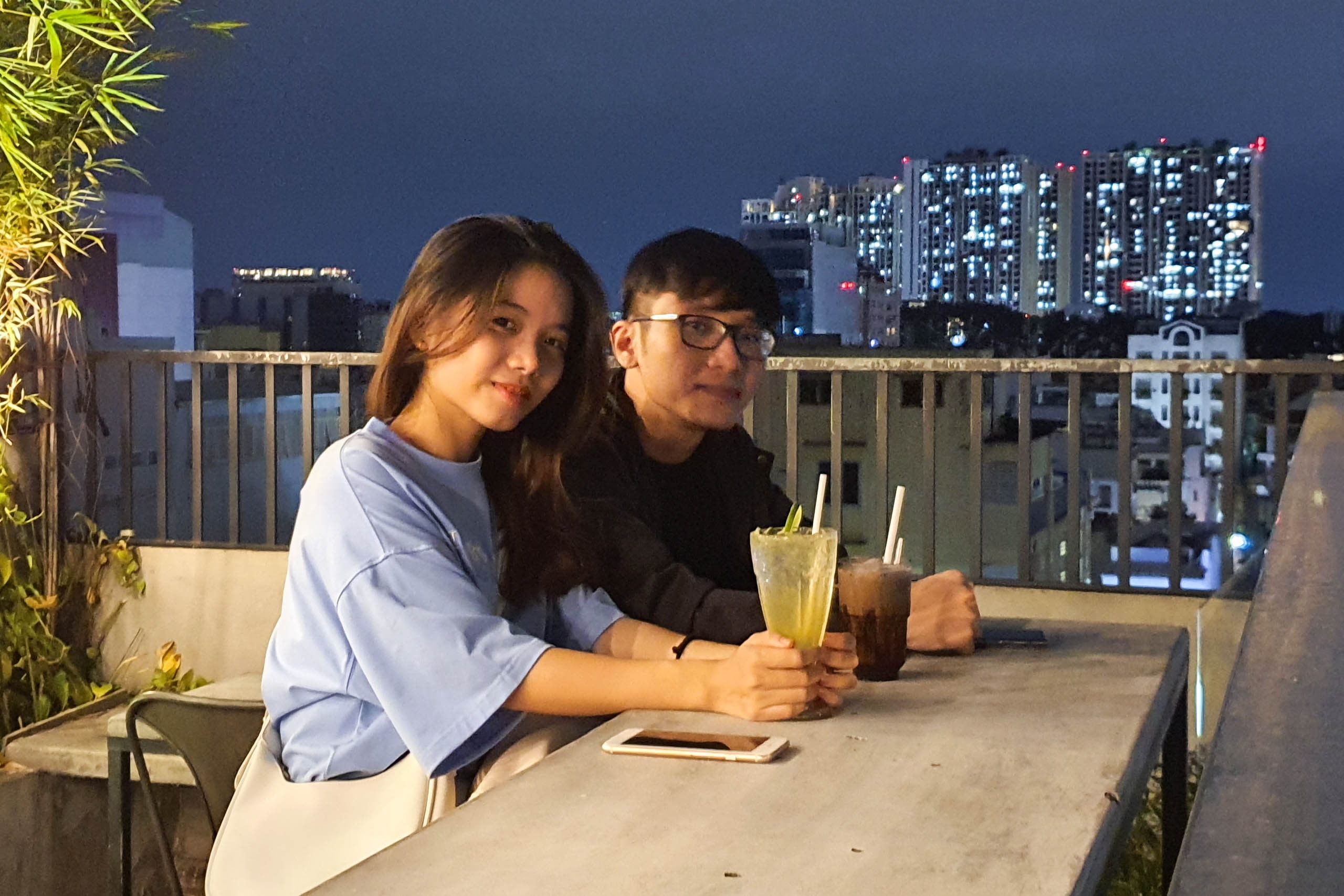Quán cà phê, bar rooftop dè dặt đón khách ngồi tại chỗ ảnh 5 Quan ca phe, bar rooftop de dat don khach ngoi tai cho anh 5