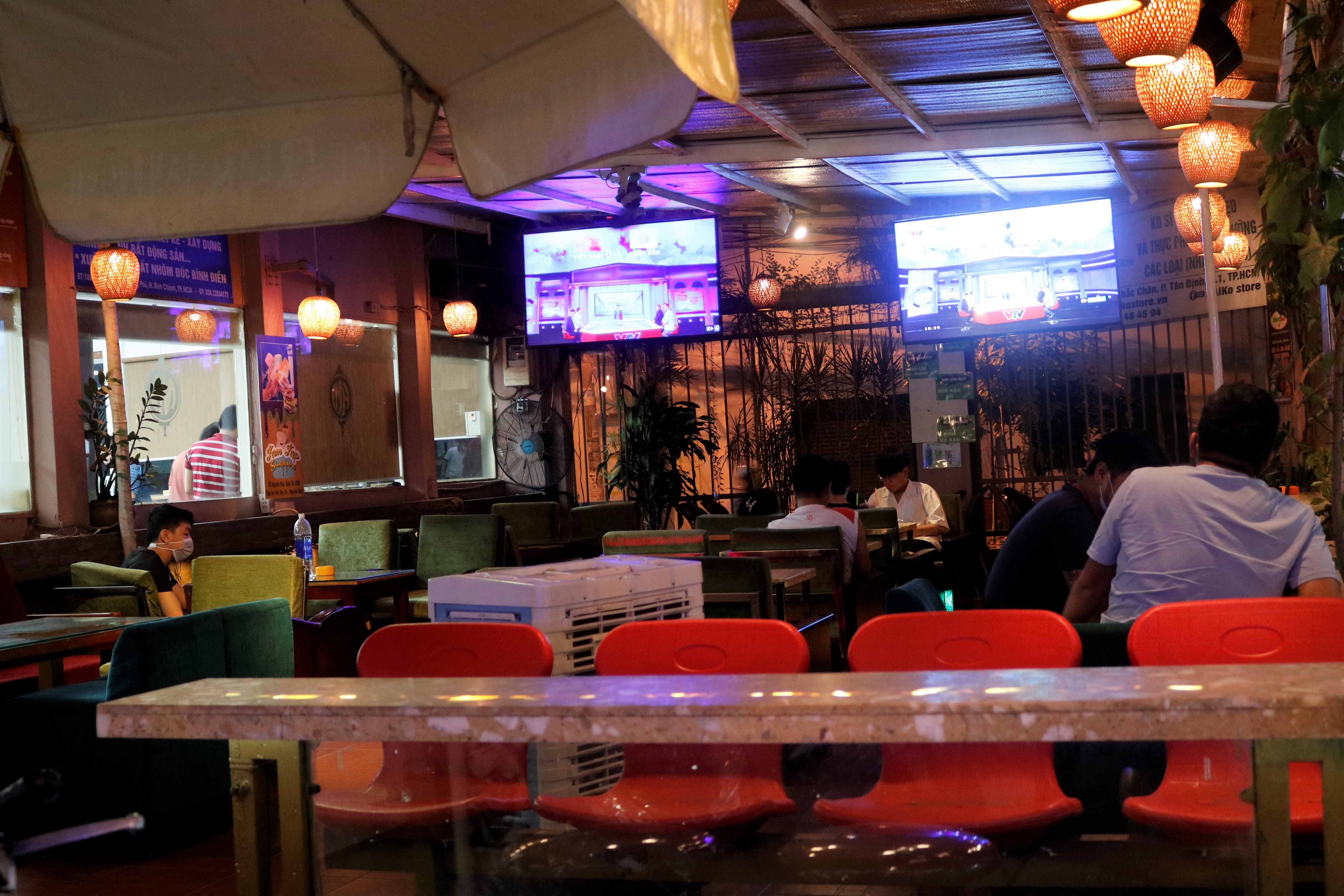 Hàng quán ở TP.HCM vắng vẻ,  khách ngại xem đá banh tập trung ảnh 7 Hang quan o TP.HCM vang ve,  khach ngai xem da banh tap trung anh 7