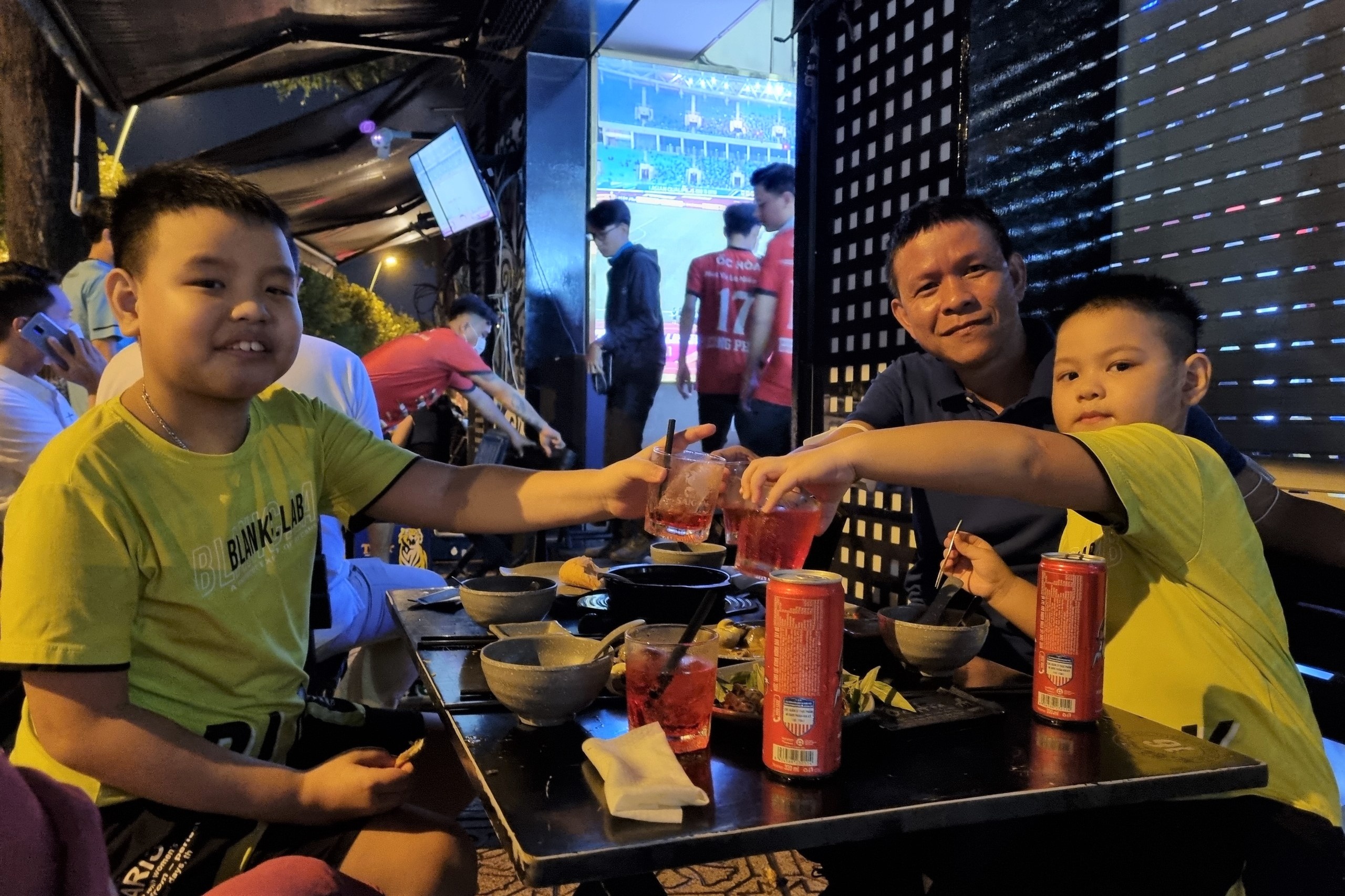 Hàng quán ở TP.HCM vắng vẻ,  khách ngại xem đá banh tập trung ảnh 4 Hang quan o TP.HCM vang ve,  khach ngai xem da banh tap trung anh 4