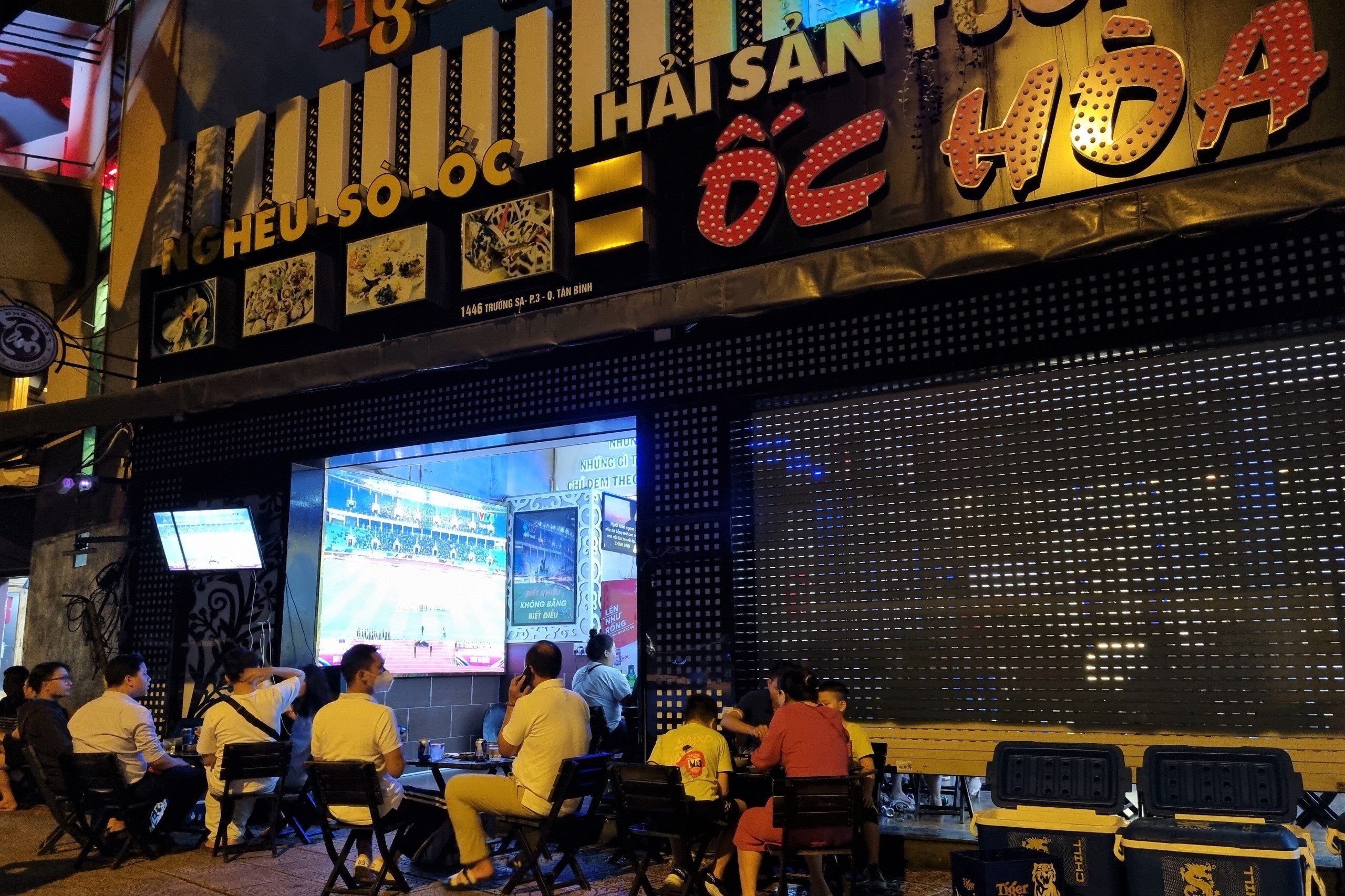 Hàng quán ở TP.HCM vắng vẻ,  khách ngại xem đá banh tập trung ảnh 6 Hang quan o TP.HCM vang ve,  khach ngai xem da banh tap trung anh 6