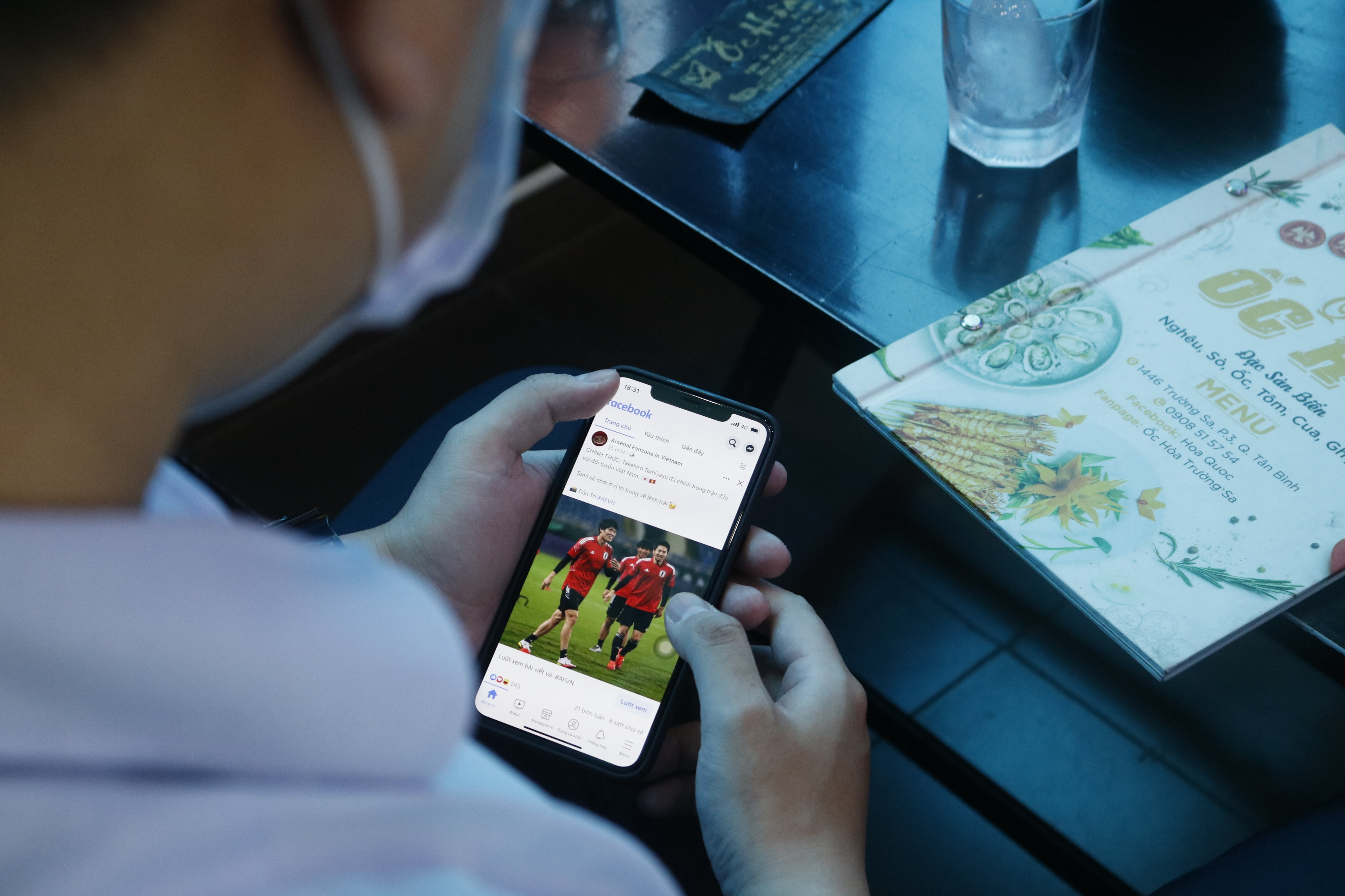 Hang quan o TP.HCM vang ve,  khach ngai xem da banh tap trung anh 2