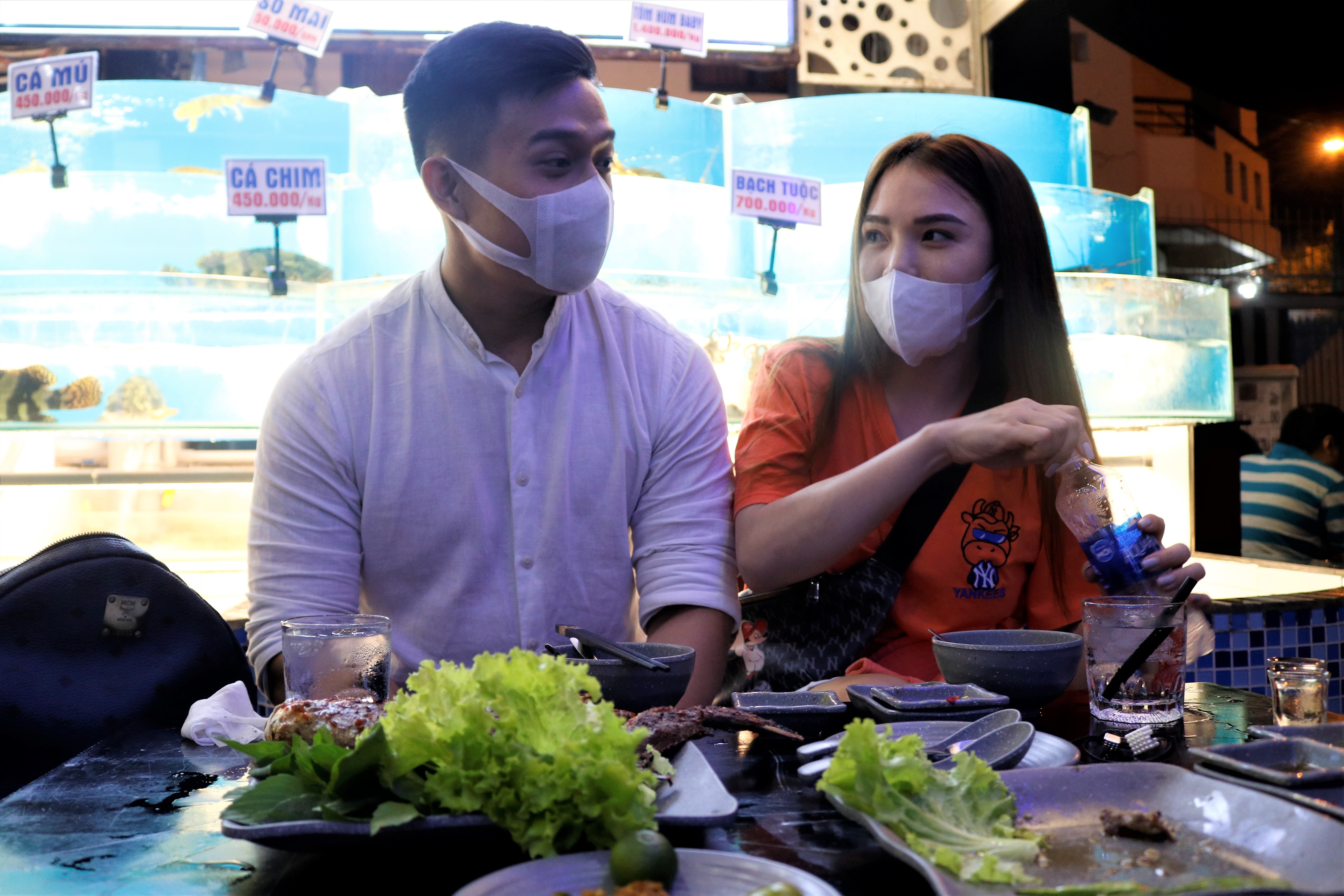 Hàng quán ở TP.HCM vắng vẻ,  khách ngại xem đá banh tập trung ảnh 3 Hang quan o TP.HCM vang ve,  khach ngai xem da banh tap trung anh 3