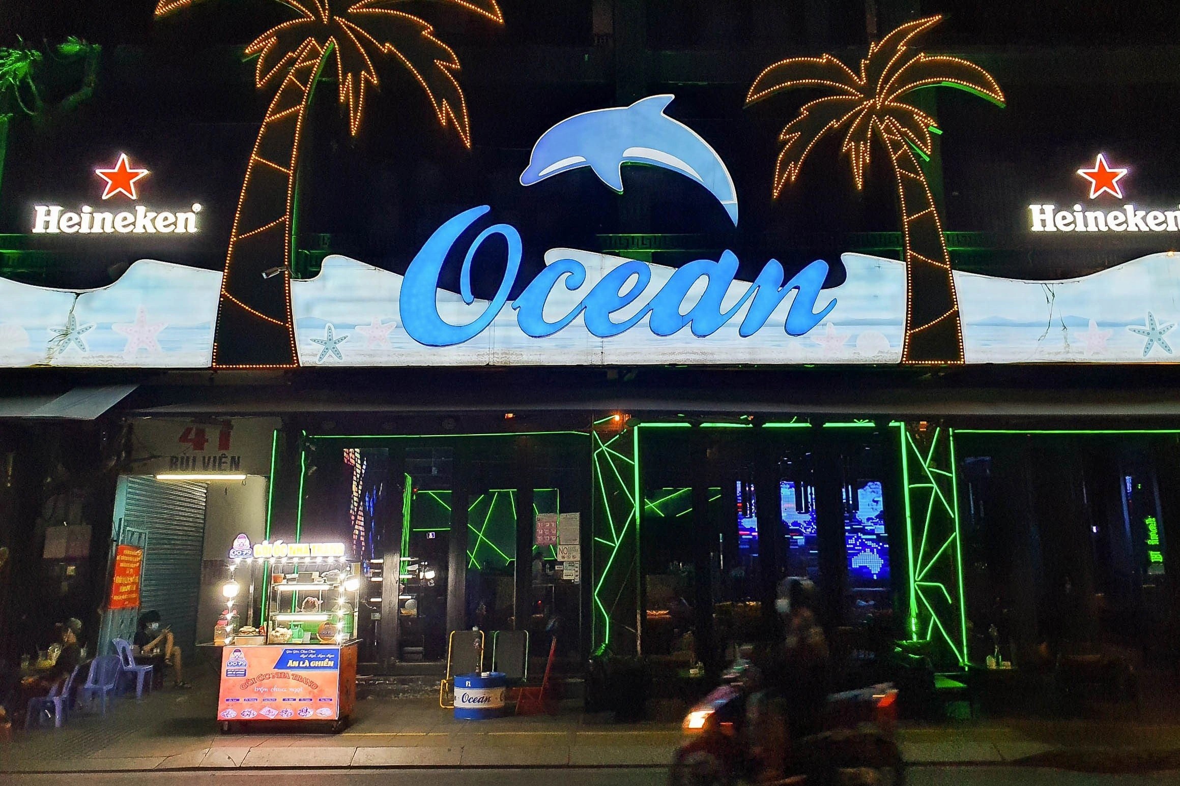 Được hoạt động lại,  quán bar vẫn e dè bán bia rượu ảnh 3 Duoc hoat dong lai,  quan bar van e de ban bia ruou anh 3
